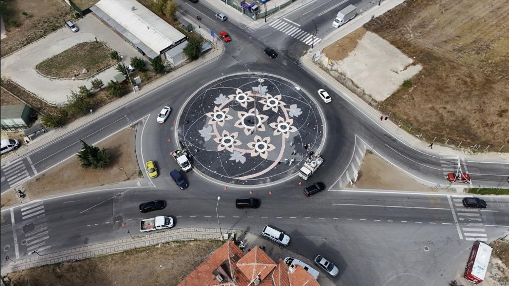 TEKİRDAĞ BÜYÜKŞEHİR BELEDİYESİ, KÜRESEL İKLİM KRİZİNİN ETKİLERİNE KARŞI KENT GENELİNDE KURAKÇIL PEYZAJ UYGULAMALARINI YAYGINLAŞTIRIYOR. DAHA AZ SU VE BAKIM GEREKTİREN UYGULAMAYLA SULAMA SUYU VE ENERJİDE YÜZDE 50, BAKIM MALİYETLERİNDE İSE YÜZDE 30 TASARRUF SAĞLANIYOR.