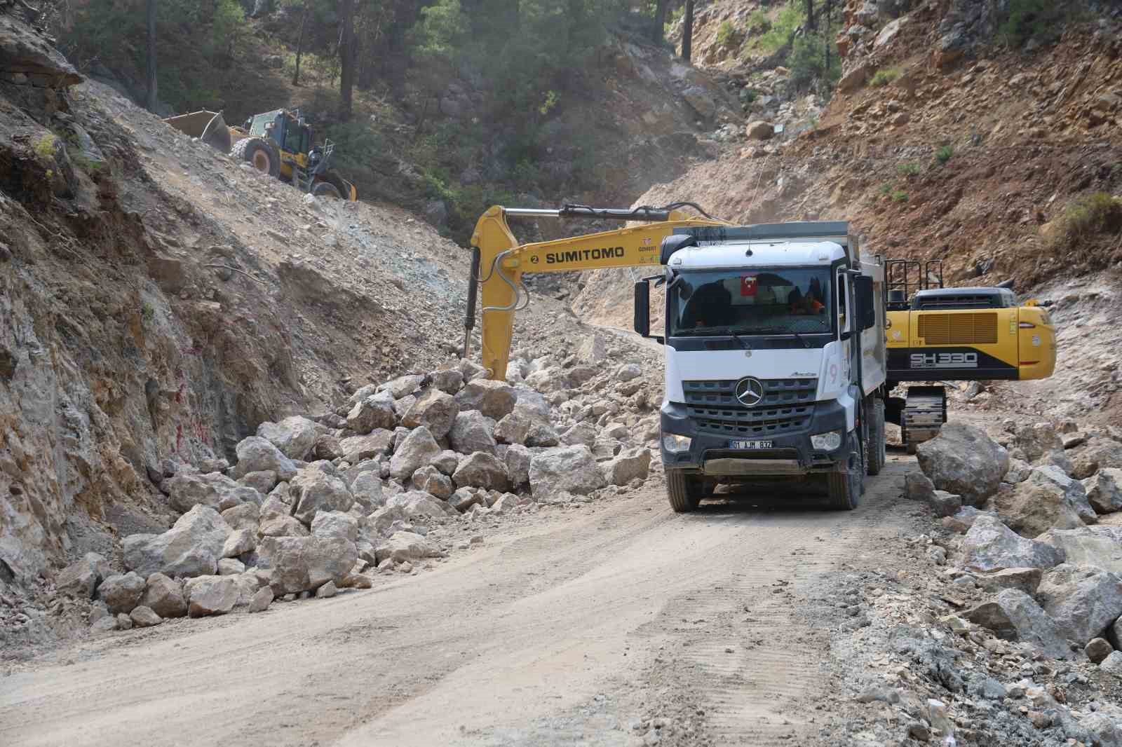 ADANA'NIN ‘KOZAN, FEKE, SAİMBEYLİ VE TUFANBEYLİ' ARASINDA YAPILACAK HEYELAN ISLAHI VE TÜNEL PROJESİNDE İLK KAZMA VURULDU.