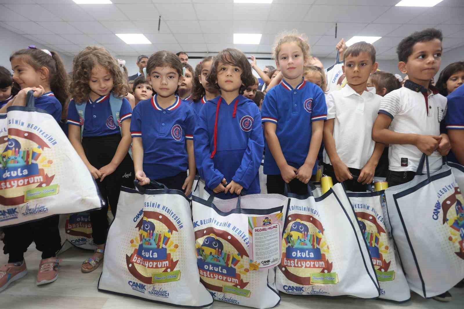 SAMSUN’UN CANİK BELEDİYE BAŞKANI İBRAHİM SANDIKÇI, BU YIL DA İLKOKUL BİRİNCİ SINIFA BAŞLAYAN TÜM ÖĞRENCİLERE ÇANTA VE KIRTASİYE SETİ HEDİYE EDECEKLERİNİ SÖYLEDİ.