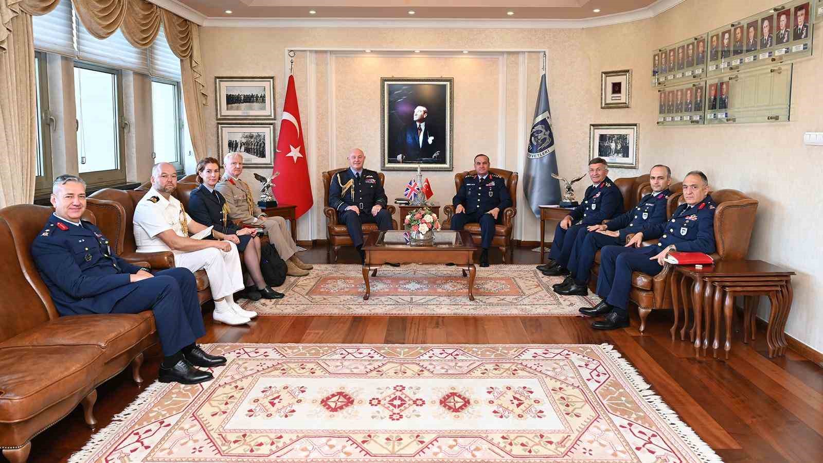 HAVA KUVVETLERİ KOMUTANI ORGENERAL RAFET DALKIRAN, BİRLEŞİK KRALLIK HAVA KUVVETLERİ KOMUTANI ORGENERAL SİR HARV SMYTH İLE GÖRÜŞTÜ.
