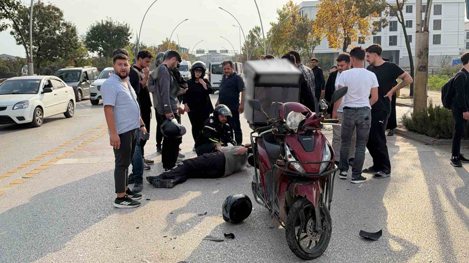 DÜZCE’DE OTOMOBİL İLE MOTOKURYENİN ÇARPIŞTIĞI KAZADA 2 KİŞİ YARALANDI.