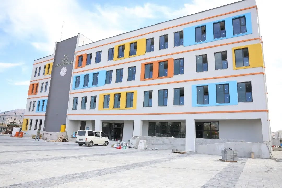 İNCİRLİOVA’DA MİLLİ EĞİTİM BAKANLIĞI VE DÜNYA BANKASI TARAFINDAN YAPIMI SÜRDÜRÜLEN OKULLAR KAMPÜSÜ’NDE İNCELEME YAPAN BELEDİYE BAŞKANI AYTEKİN KAYA, OKULLARIN İHTİYAÇLARININ BELİRLENMESİNİN ARDINDAN YAĞMUR SUYU HATTI, YOL VE ÇEVRE DÜZENLEMESİ ÇALIŞMALARININ BAŞLATILMASI İÇİN SÜRECİ BAŞLATTIKLARINI AÇIKLADI.