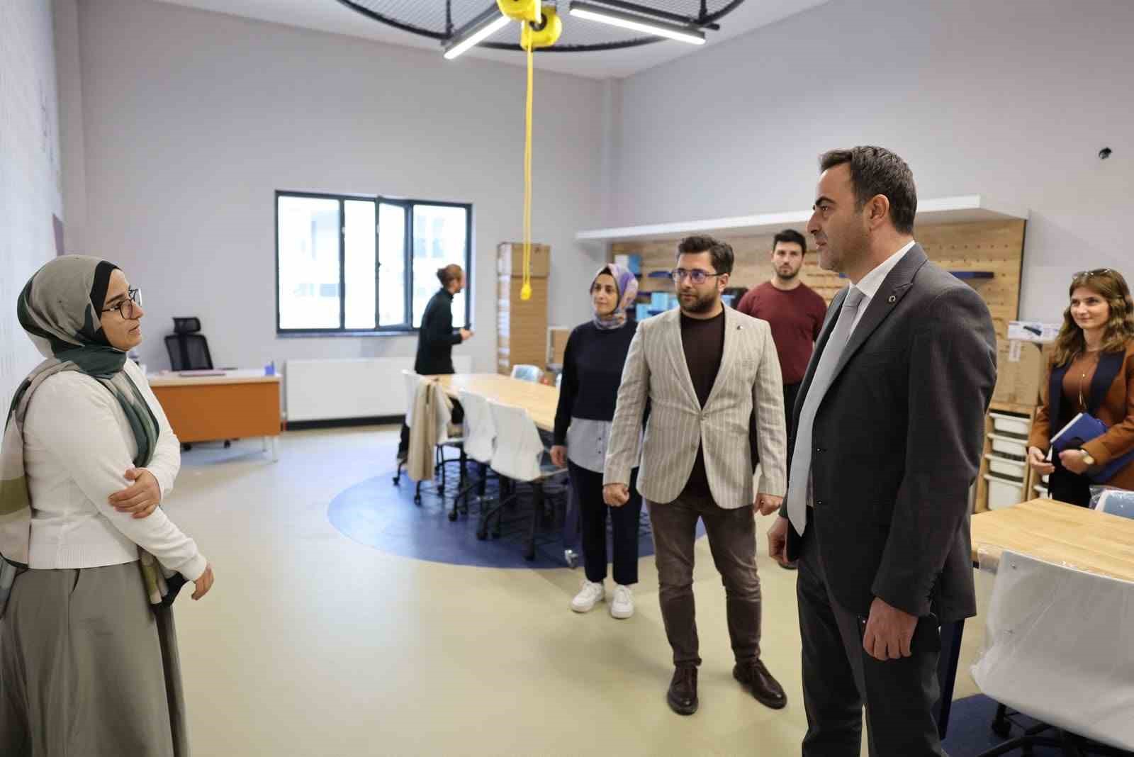BAŞİSKELE BELEDİYE BAŞKANI YASİN ÖZLÜ (SAĞDAN İKİNCİ), MERKEZİ ZİYARET EDEREK YÜRÜTÜLEN ÇALIŞMALAR HAKKINDA BİLGİ ALDI.