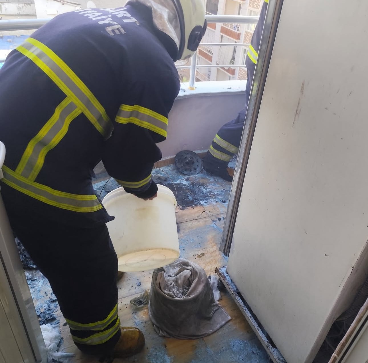 SİİRT'TE BİR APARTMANIN 5. KATINDAKİ DAİRENİN BALKONUNDA BULUNAN PİKNİK TÜPÜNÜN PATLAMASI SONUCU MADDİ HASAR MEYDANA GELİRKEN, OLAYDA YARALANAN OLMADI.