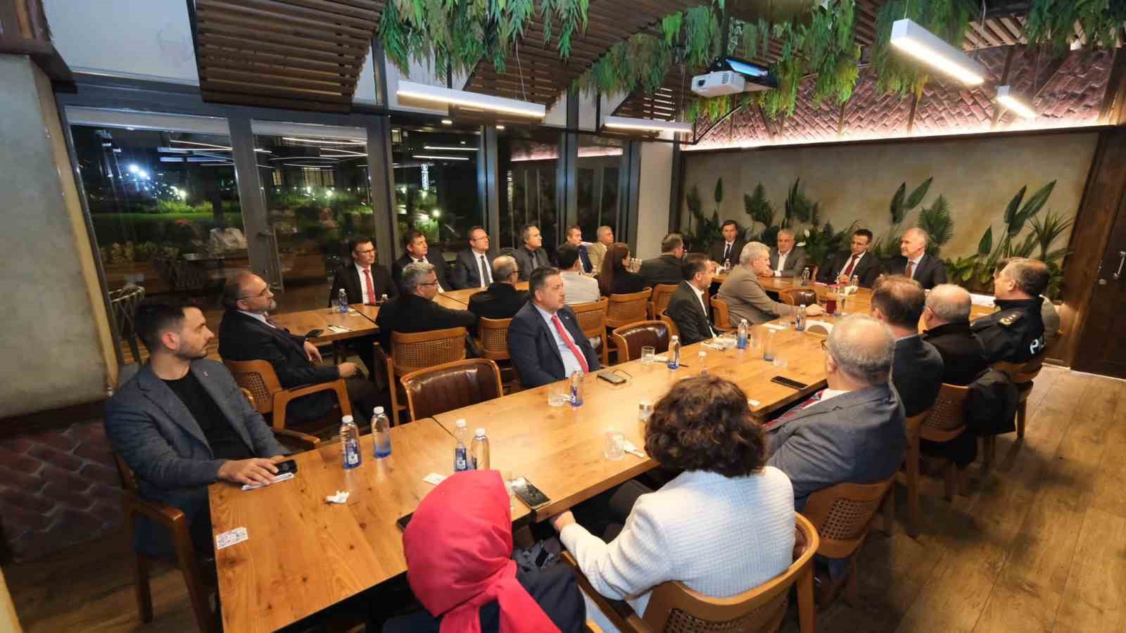 İNEGÖL BELEDİYE BAŞKANI ALPER TABAN’IN EV SAHİPLİĞİNDE DÜZENLENEN BULUŞMADA, İLÇEDE GÖREV YAPAN KAMU KURUMLARININ İDARECİLERİ BİR ARAYA GELDİ. KAYMAKAM AYHAN AKPAY, AK PARTİ BURSA MİLLETVEKİLİ AYHAN SALMAN VE AK PARTİ İNEGÖL İLÇE BAŞKANI MUSTAFA DURMUŞ’UN DA KATILDIĞI TOPLANTIDA, İNEGÖL’E YÖNELİK ÇALIŞMALAR VE KURUMLAR ARASI İŞ BİRLİĞİ ELE ALINDI.
