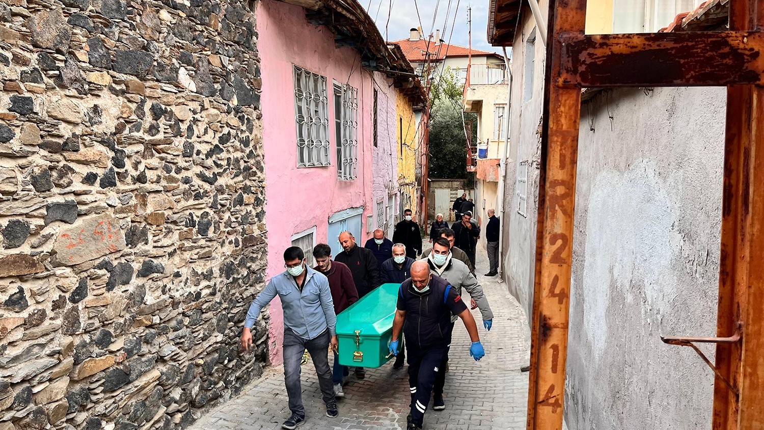 MANİSA’NIN KULA İLÇESİNDE YALNIZ YAŞAYAN 50 YAŞINDAKİ ADAM, EVİNDE ÖLÜ BULUNDU. YAKLAŞIK 2 GÜNDÜR KENDİSİNDEN HABER ALINAMAYAN ŞAHSIN ÖLÜM HABERİ, YAKINLARI VE SEVENLERİNİ YASA BOĞDU. ŞAHSIN CENAZESİ, KESİN ÖLÜM NEDENİNİN BELİRLENMESİ AMACIYLA İZMİR ADLİ TIP KURUMU’NA SEVK EDİLDİ.