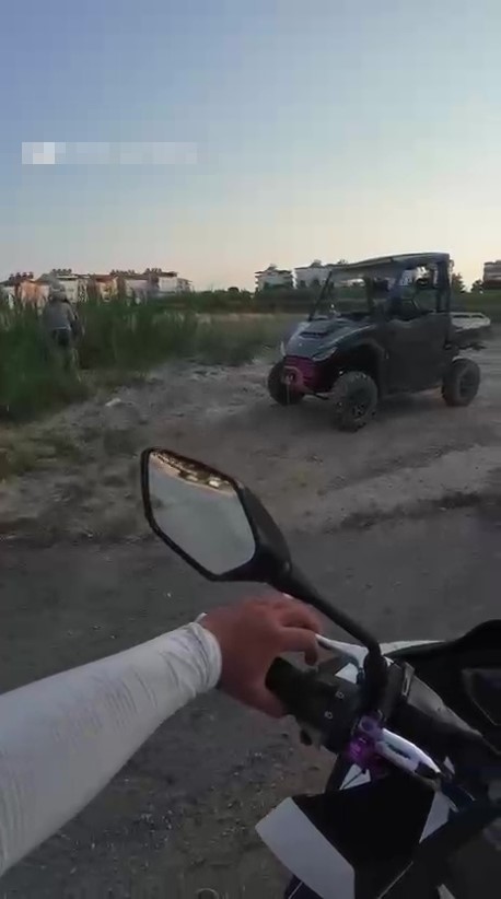 ANTALYA’NIN MANAVGAT İLÇESİNDE KULLANDIKLARI ATV İLE ÇARPTIKLARI YAVRU KÖPEĞİN BAŞINI TAŞLA EZEREK ÖLDÜREN ALMAN KARI-KOCA, MOTOKURYENİN KASK KAMERASI SAYESİNDE YAKALANDI. JANDARMA EKİPLERİ TARAFINDAN KISA SÜREDE YAKALANAN ALMAN TURİST GÖZALTINA ALINDI.