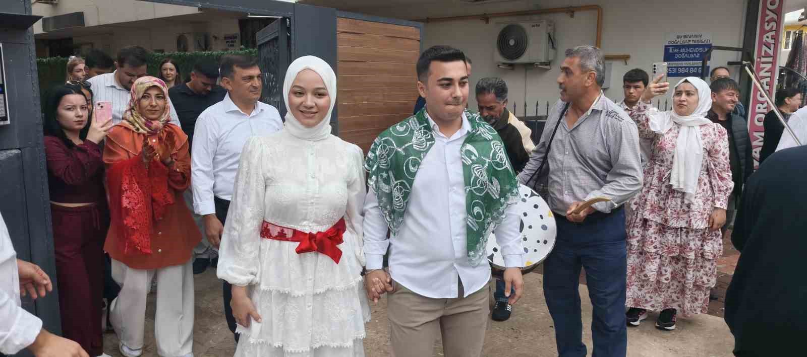 GAZİ MAHALLESİ’NDE İKAMET EDEN DİL TERAPİSTİ 25 YAŞINDAKİ AYŞEGÜL KAYNAR İLE EVLİLİK YOLUNDA İLK ADIMI ATAN İNŞAAT MÜHENDİSİ 26 YAŞINDAKİ BURAK DEMİR, AKŞAM GERÇEKLEŞECEK DÜĞÜN ÖNCESİNDE KIZ EVİNE EZBER BOZAN BİR YÖNTEMLE GİTTİ.