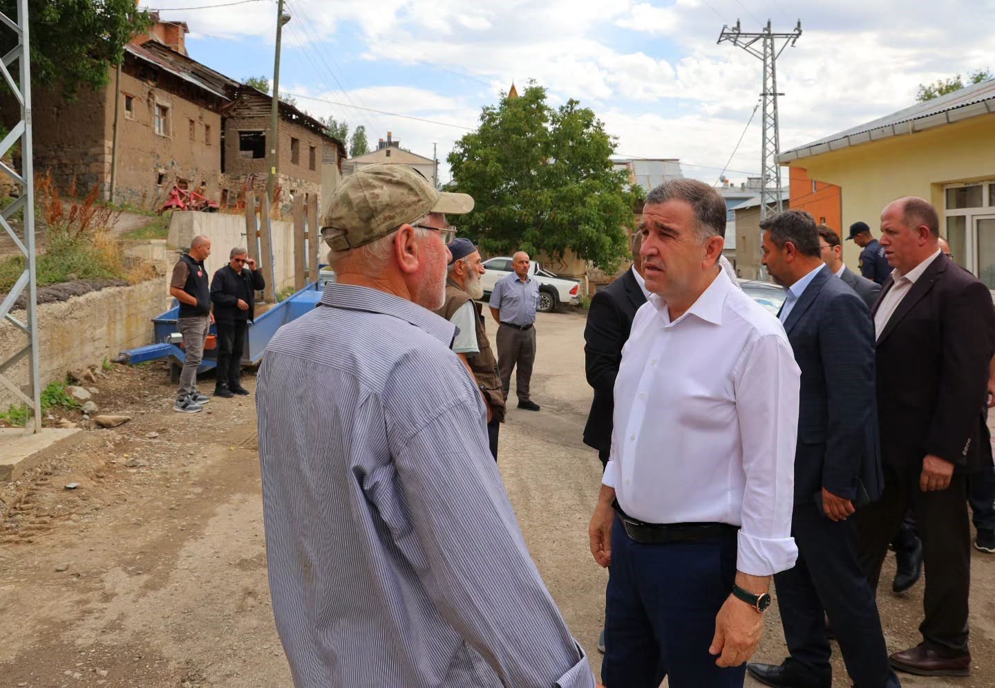 BAYBURT VALİSİ MUSTAFA ELDİVAN, GEÇTİĞİMİZ AY YANGIN AFETİ YAŞANAN YAZYURDU KÖYÜNDE YANGINDAN ETKİLENEN VATANDAŞLARLA BİR ARAYA GELEREK GEÇMİŞ OLSUN DİLEKLERİNİ İLETTİ, TALEP VE İHTİYAÇLARINI DİNLEDİ