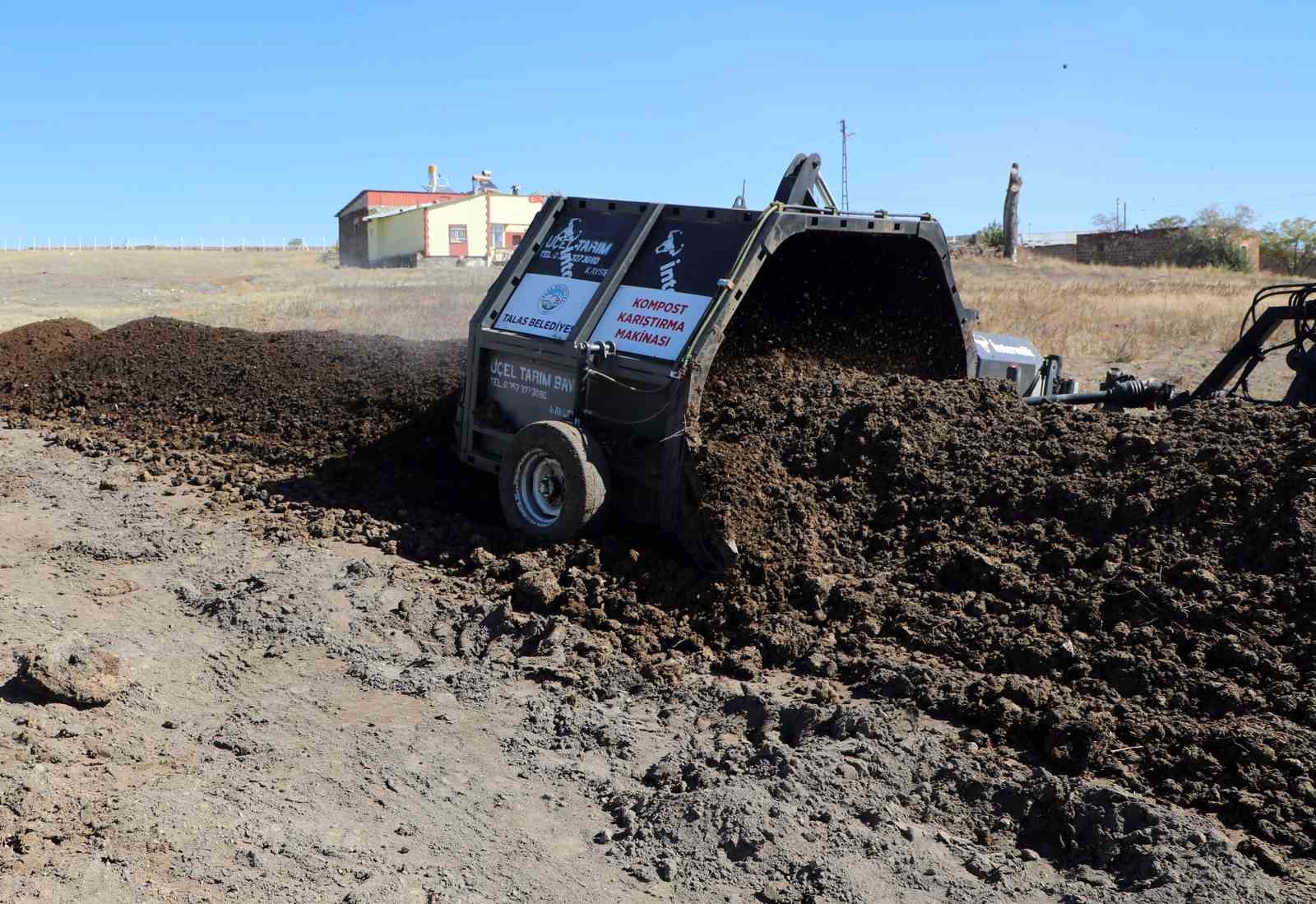 TARIM VE HAYVANCILIĞA VERDİĞİ DESTEKLE ÖNE ÇIKAN TALAS BELEDİYESİ, AHIR ATIKLARINI KOMPOST GÜBREYE DÖNÜŞTÜREN MAKİNE İLE ÜRETİME DESTEK OLMAYA DEVAM EDİYOR.