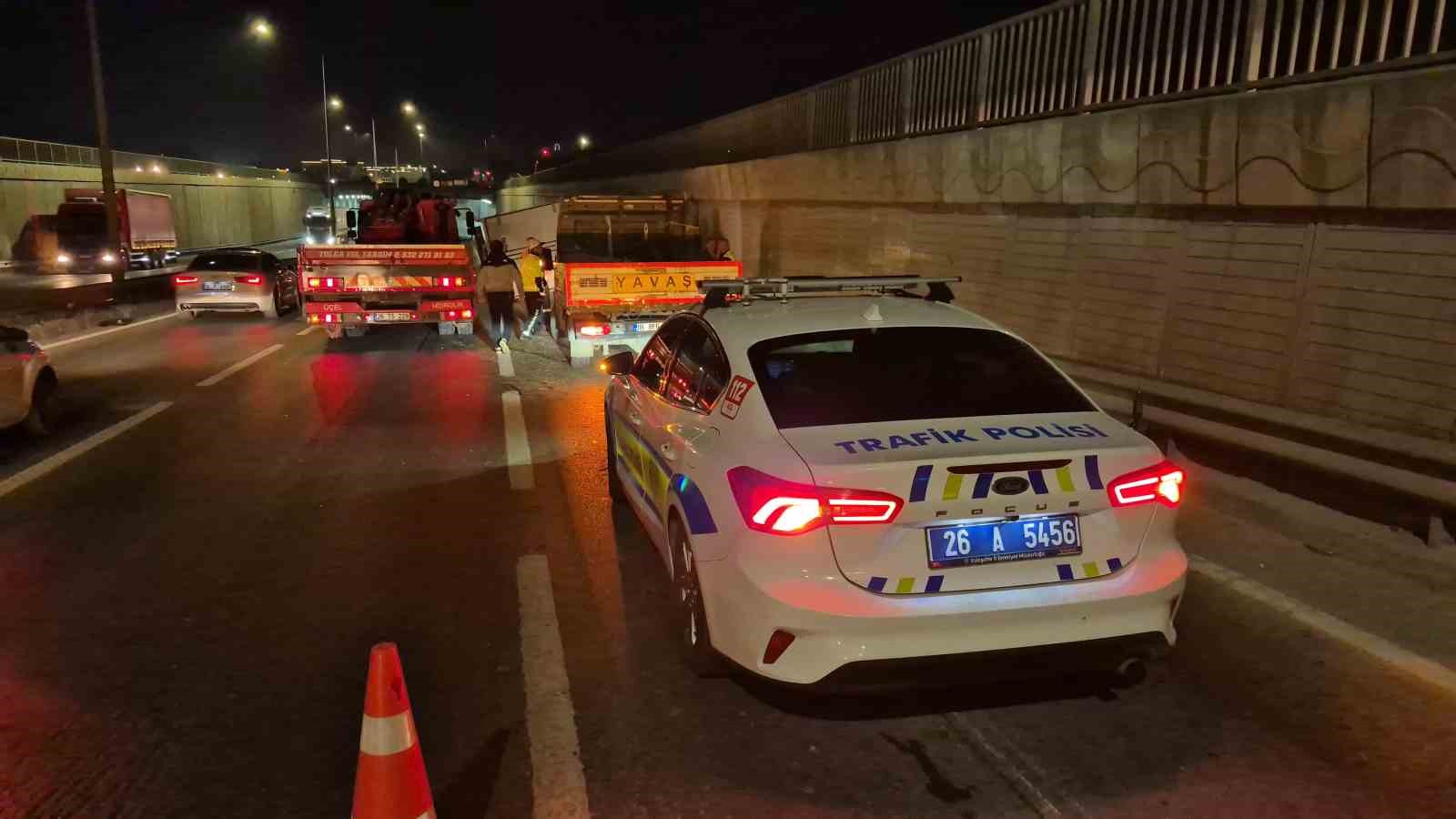 ESKİŞEHİR'DE KONTROLDEN ÇIKAN MARUL YÜKLÜ KAMYONETİN YAN YATTIĞI TRAFİK KAZASI MADDİ HASARLA ATLATILDI.