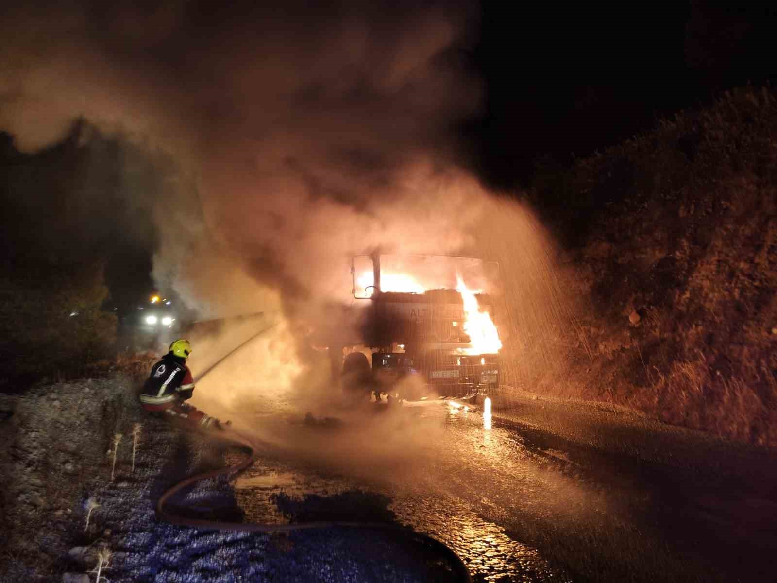 BALIKESİR’İN HAVRAN İLÇESİNDE SEYİR HALİNDEYKEN ALEV ALAN KAMYON, İTFAİYE VE ORMAN İŞLETME EKİPLERİNİN ORTAK MÜDAHALESİYLE SÖNDÜRÜLDÜ. TAMAMEN KÜLE DÖNEREK KULLANILAMAZ HALE GELEN KAMYONDA ŞANS ESERİ YARALANAN OLMADI.