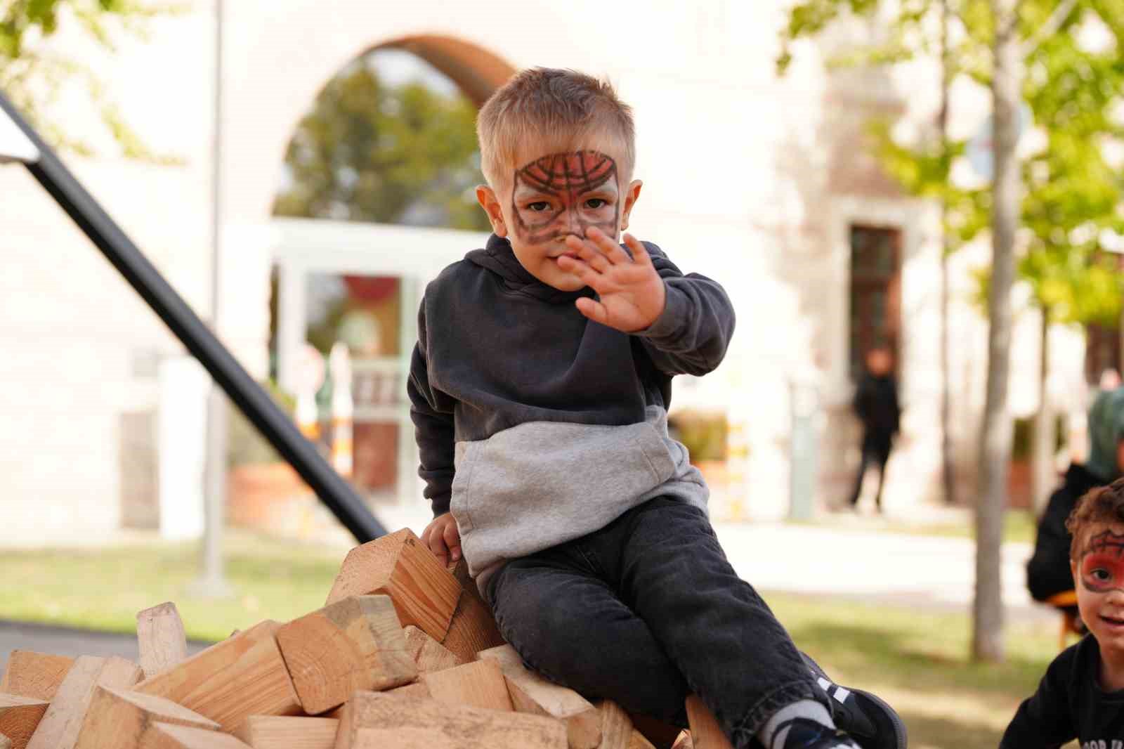 RAMİ KÜTÜPHANESİ’NDE DÜZENLENEN AİLEFEST, 825 BİN ZİYARETÇİYİ AĞIRLAYARAK SONA ERDİ. FESTİVAL BOYUNCA ÇOCUKLARDAN GENÇLERE, ANNE-BABALARDAN BÜYÜKANNE VE BÜYÜKBABALARA KADAR HER YAŞTAN ZİYARETÇİ; KÜLTÜR, SANAT, EĞİTİM VE EĞLENCE DOLU ETKİNLİKLERDE BİR ARAYA GELDİ.