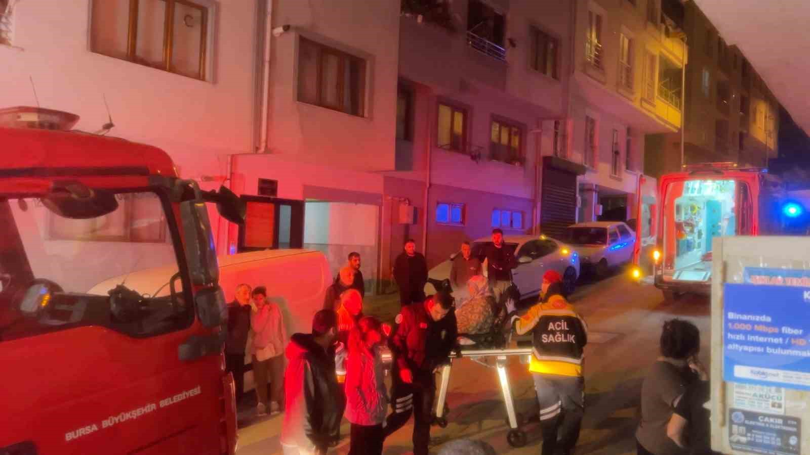 BURSA’DA BİR APARTMANDAN YÜKSELEN YOĞUN DUMAN, VATANDAŞLARA KORKU DOLU ANLAR YAŞATTI. İTFAİYE EKİPLERİNİN MÜDAHALESİYLE YAPILAN İNCELEMEDE YANGIN OLMADIĞI, DUMANIN ASANSÖR BOŞLUĞUNDA AŞIRI ISINAN HALATTAN KAYNAKLANDIĞI BELİRLENDİ.