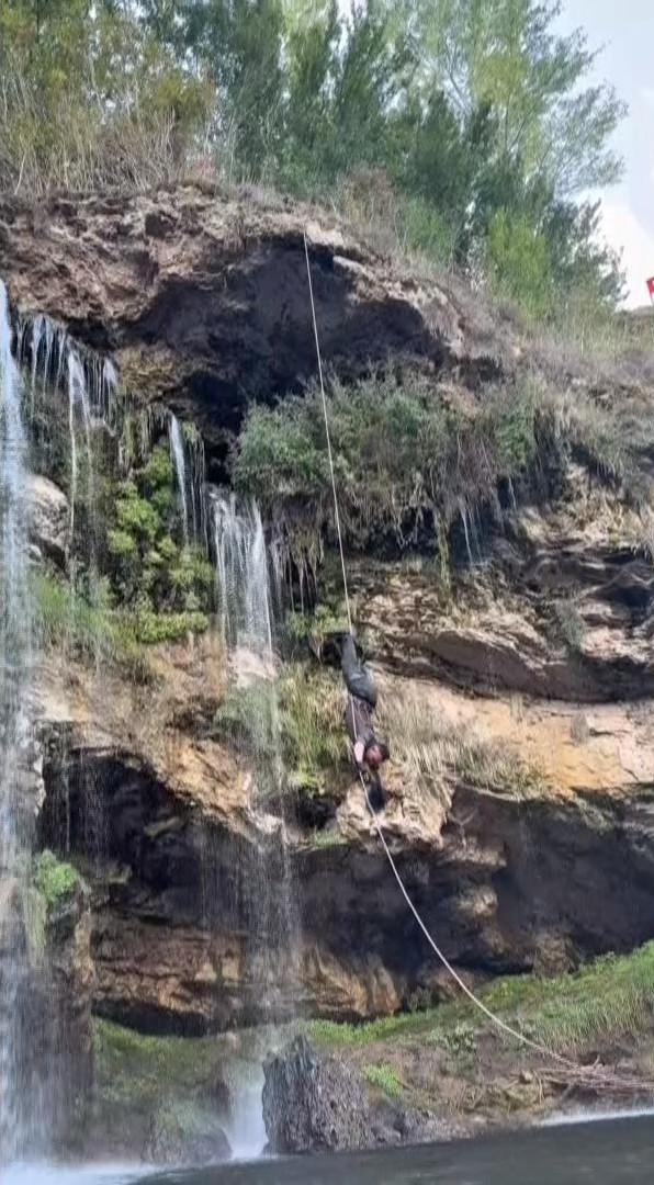 SİVAS’TA DOĞA SPORLARIYLA İLGİLENEN SELAHATTİN GÜNGÖRDÜ, ARKADAŞI KERİM KARABUDAK’A SOSYAL MEDYA ÜZERİNDEN MEYDAN OKUMAK İÇİN EKİBİYLE BİRLİKTE YILDIZ ŞELALESİ’NDEN İPLE SARKTI. GÜNGÖRDÜ’NÜN PAYLAŞIMINA KARABUDAK DA MEYDAN OKUMAYI KABUL EDEREK KARŞILIK VERDİ.
