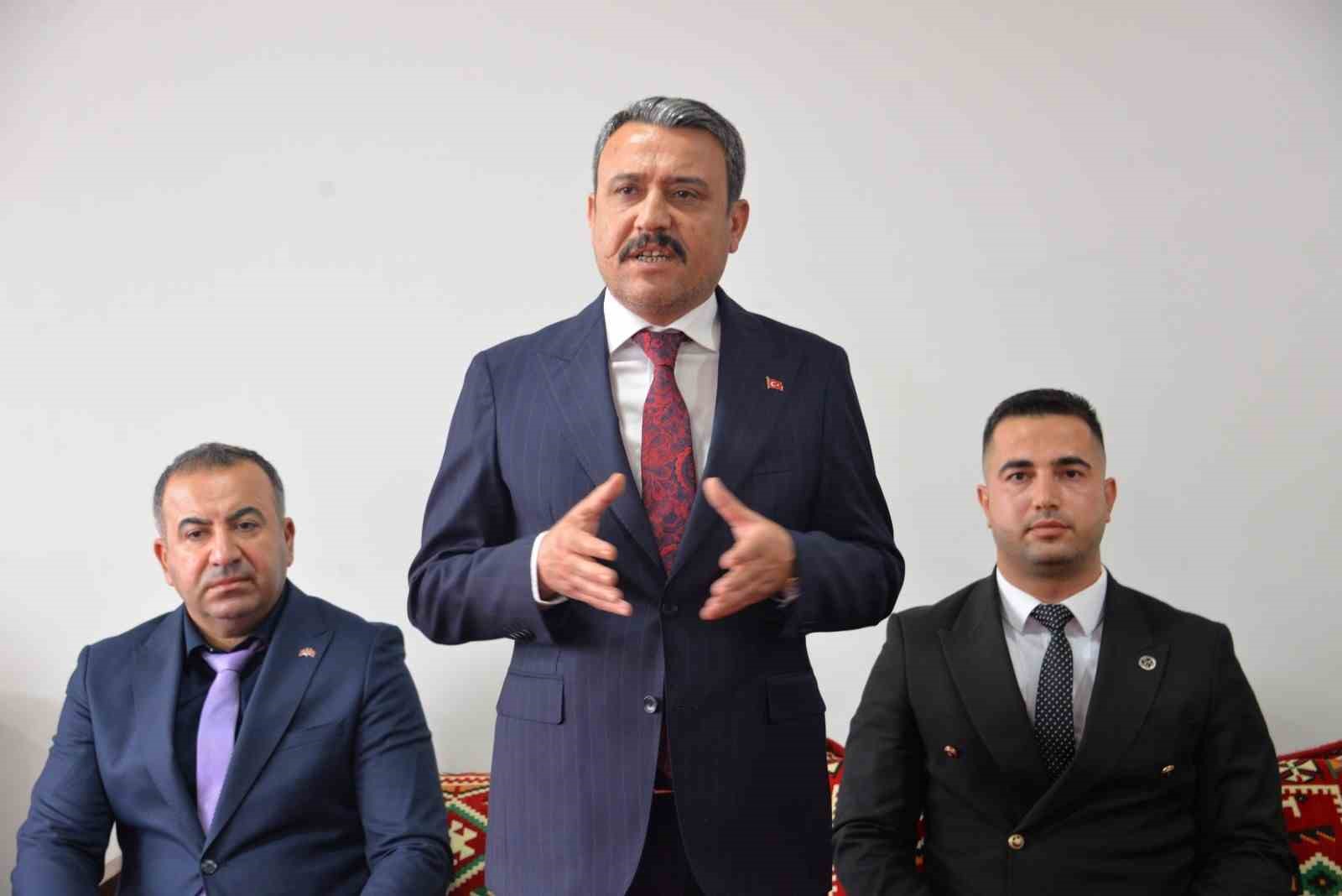 MİLLİYETÇİ HAREKET PARTİSİ (MHP) DİYARBAKIR İL BAŞKANI HASAN ÖZCOŞKUN, BAŞKANLIĞA SEÇİLDİKTEN SONRA SAHALARA İNDİ. GENÇLERLE BİR ARAYA GELEN ÖZCOŞKUN, DİYARBAKIR'IN HUZURUNUN TÜRKİYE'NİN HUZURU OLDUĞUNU BELİRTEREK, "HEDEFİMİZ DİYARBAKIR'DAN MİLLETVEKİLİ ÇIKARMAKTIR" DEDİ.