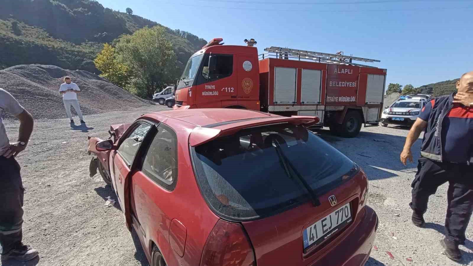 ZONGULDAK (İHA) - ZONGULDAK’IN ALAPLI İLÇESİNDE OTOMOBİLİN KAMYONETE ARKADAN ÇARPMASI SONUCU MEYDANA GELEN TRAFİK KAZASINDA 26 YAŞINDAKİ SÜRÜCÜ YARALANDI.