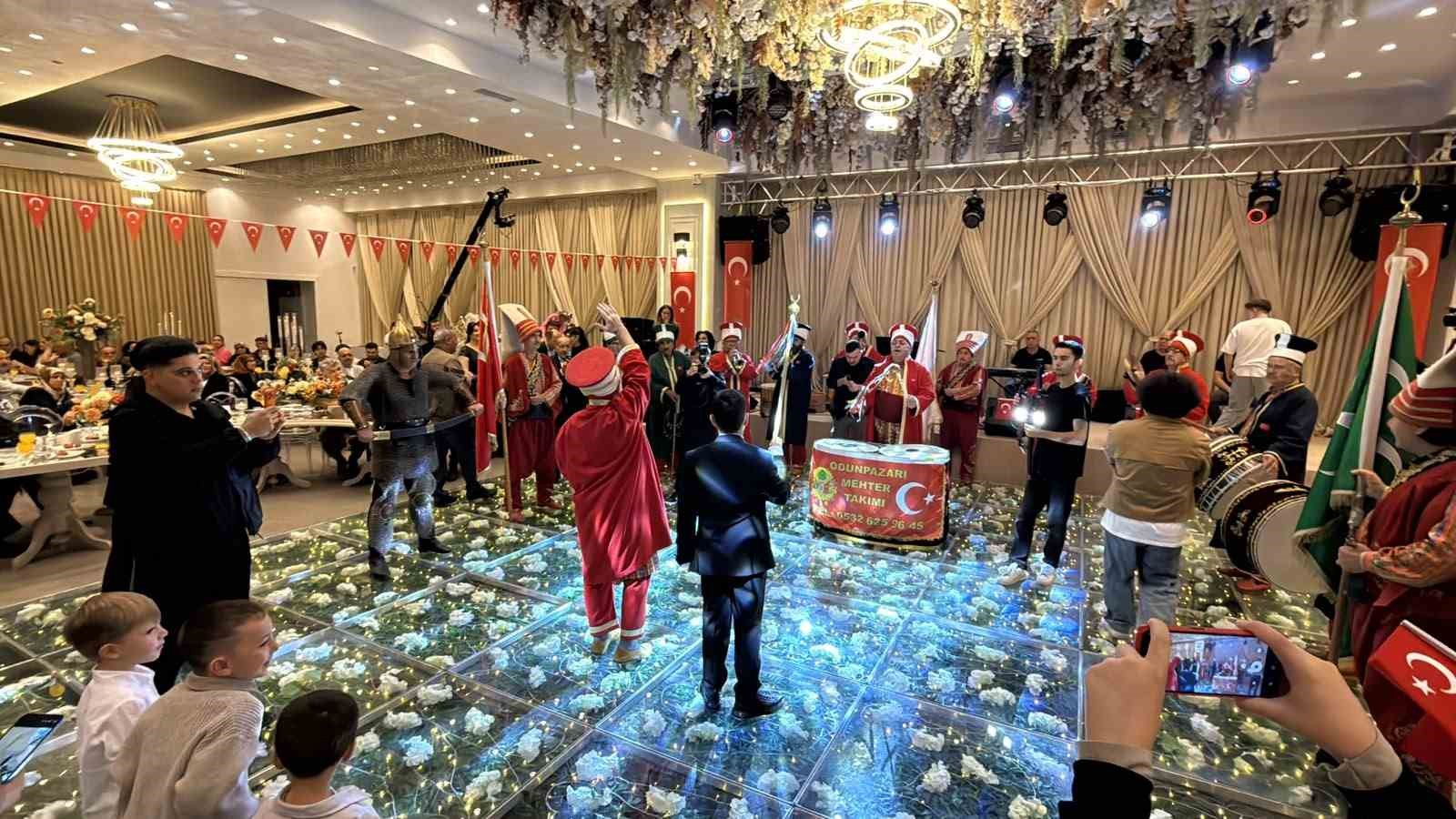 ESKİŞEHİR'DE ŞEHİT POLİS MEMURU ALİ SEVİM'İN OĞLU EYÜPHAN SEVİM'İN SÜNNET DÜĞÜNÜNDE, BABASININ ADI VERİLEN TOMA SÜNNET ARACI OLARAK KULLANILDI.