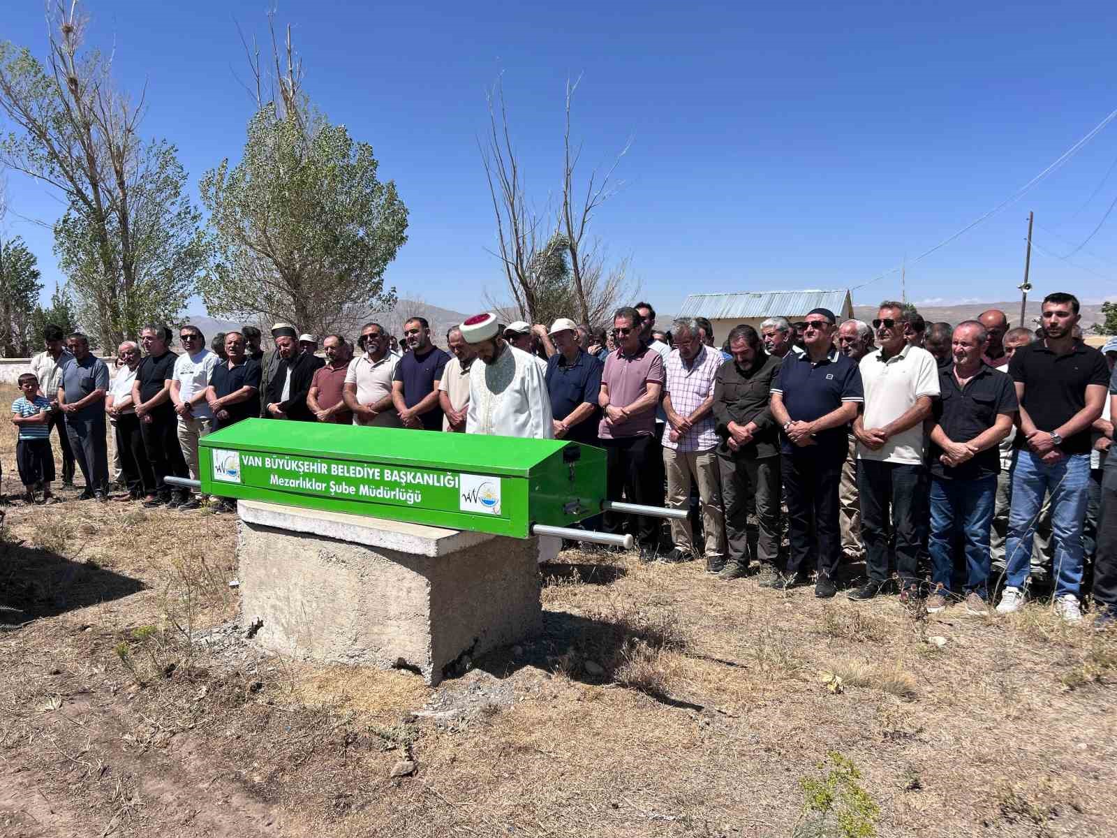 İHLAS HABER AJANSI (İHA) VAN BÖLGE MÜDÜRÜ ŞÜKRÜ AKYÜZ’ÜN KALP KRİZİ SONUCU HAYATINI KAYBEDEN OĞLU ÖMER FARUK AKYÜZ, GÖZYAŞLARI ARASINDA TOPRAĞA VERİLDİ.