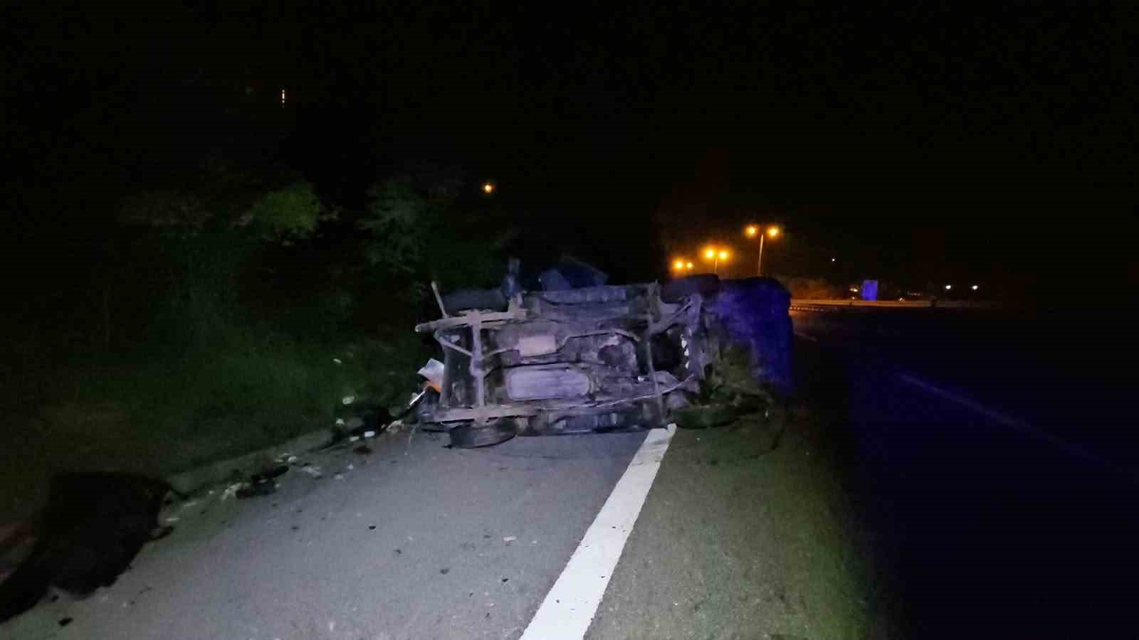 ANADOLU OTOYOLU SAKARYA GEÇİŞİNDE TAKLA ATAN PANELVANDAN HAFİF YARALI OLARAK ÇIKAN SÜRÜCÜ, ARACINDAKİ HASARA BAKMAK İSTEDİĞİ SIRADA AYNI YÖNDE İLERLEYEN TIRIN ÇARPMASI SONUCU HAYATINI KAYBETTİ.