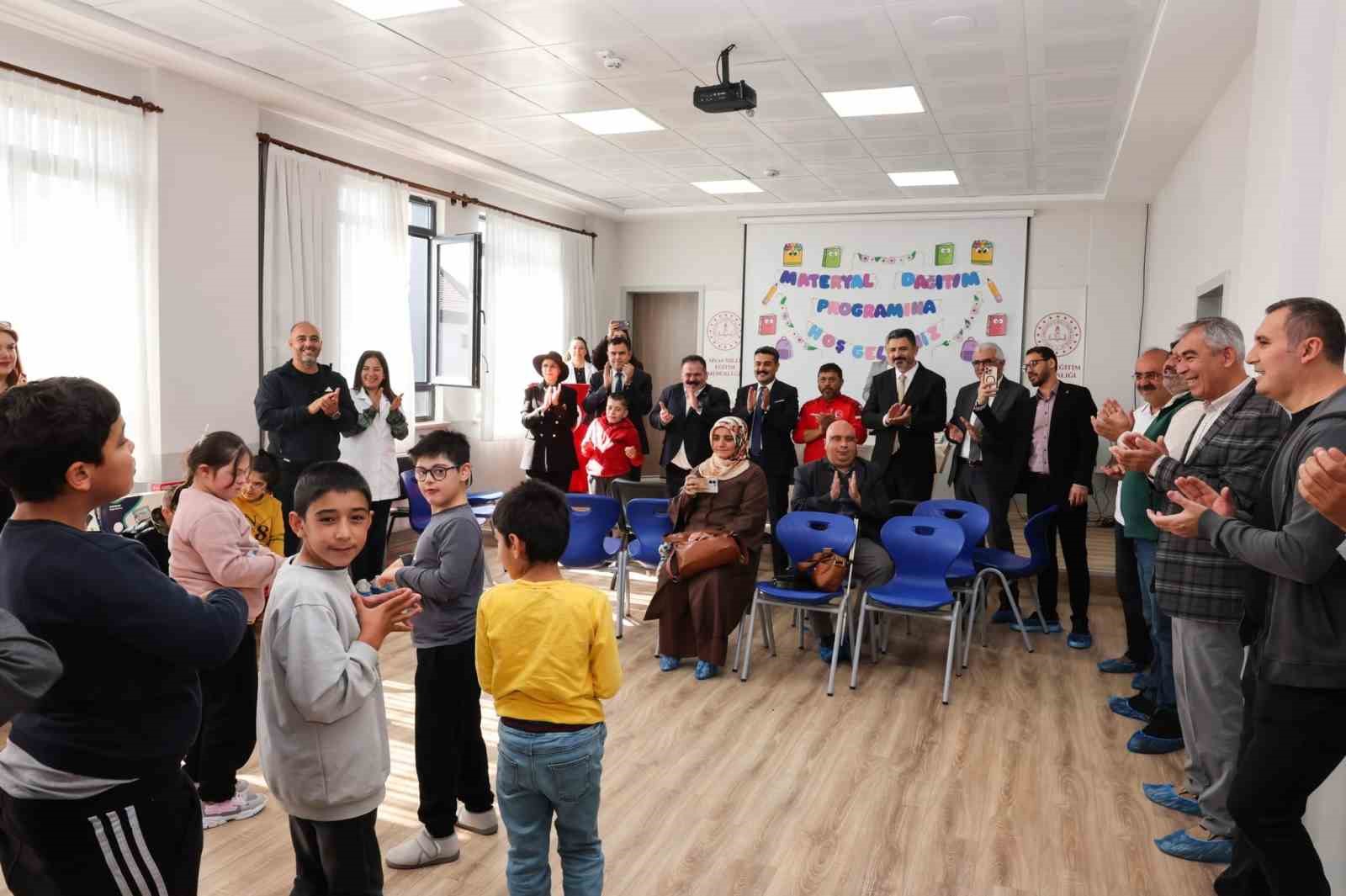 SİVAS'TA ÖZEL GEREKSİNİMLİ ÖĞRENCİLERİN EĞİTİM SÜREÇLERİNE KATKI SAĞLAMAK AMACIYLA TEMİN EDİLEN 339 EĞİTİCİ OYUNCAK, 18 ÖZEL EĞİTİM SINIFINA DAĞITILDI.