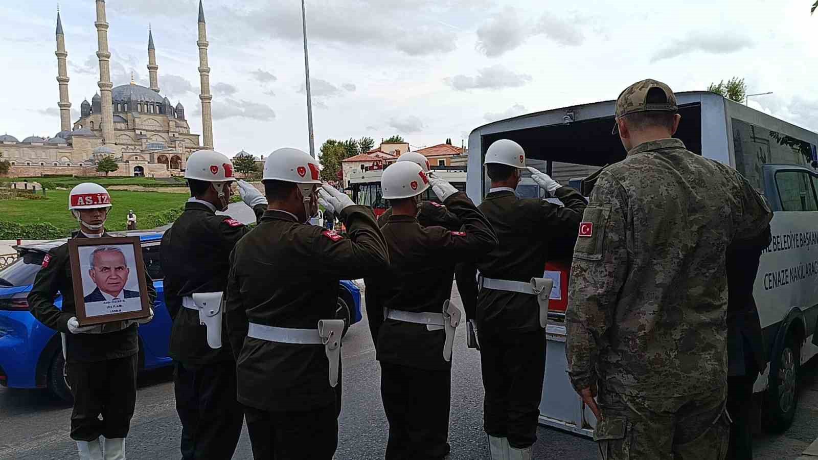 EDİRNE'DE 86 YAŞINDAKİ KIBRIS GAZİSİ AZİZ ÖZBEK, ESKİ CAMİ’DE ÖĞLE NAMAZININ ARDINDAN DÜZENLENEN ASKERİ TÖRENLE SON YOLCULUĞUNA UĞURLANDI.
