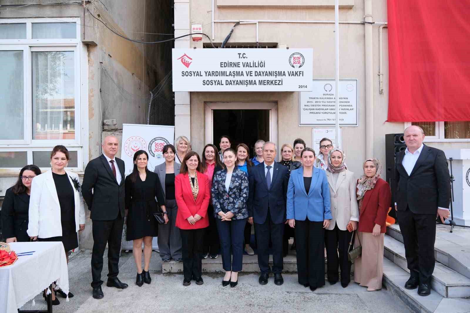 EDİRNE SOSYAL DAYANIŞMA MERKEZİ’NDE (SODAM), “BİR KADIN, BİN UMUT” TEMASIYLA YENİ EĞİTİM DÖNEMİNİN AÇILIŞI GERÇEKLEŞTİRİLDİ.