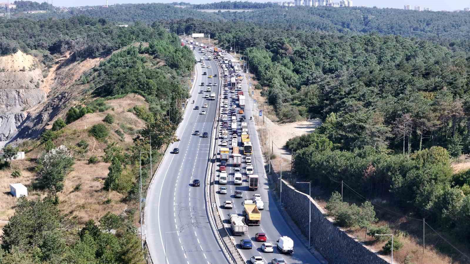 ARNAVUTKÖY-SULTANGAZİ ÇEVRE YOLUNDA İSTANBUL BÜYÜKŞEHİR BELEDİYESİ (İBB) EKİPLERİ TARAFINDAN GERÇEKLEŞTİRİLEN YOL ÇALIŞMASI NEDENİYLE KİLOMETRELERCE ARAÇ KUYRUĞU OLUŞTU.