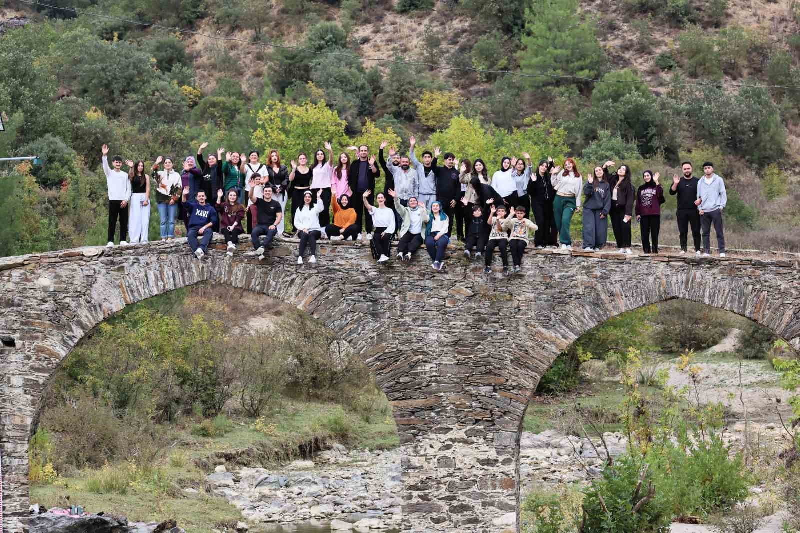 GENÇLİK VE SPOR BAKANLIĞI TARAFINDAN HAYATA GEÇİRİLEN "SPORLA ŞEHRİNİ KEŞFET" ETKİNLİKLERİ KAPSAMINDA GÖRDES’TE DÜZENLENEN PROGRAMDA GENÇLER, SPOR YAPARKEN İLÇENİN TARİHİ VE KÜLTÜREL DEĞERLERİNİ DE YAKINDAN TANIDI.