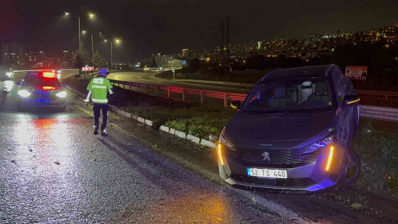 SAMSUN’DA YOLDAN ÇIKAN OTOMOBİLİN SAVRULARAK ORTA REFÜJE ÇIKMASI SONUCU MEYDANA GELEN KAZADA 2 KİŞİ YARALANDI.