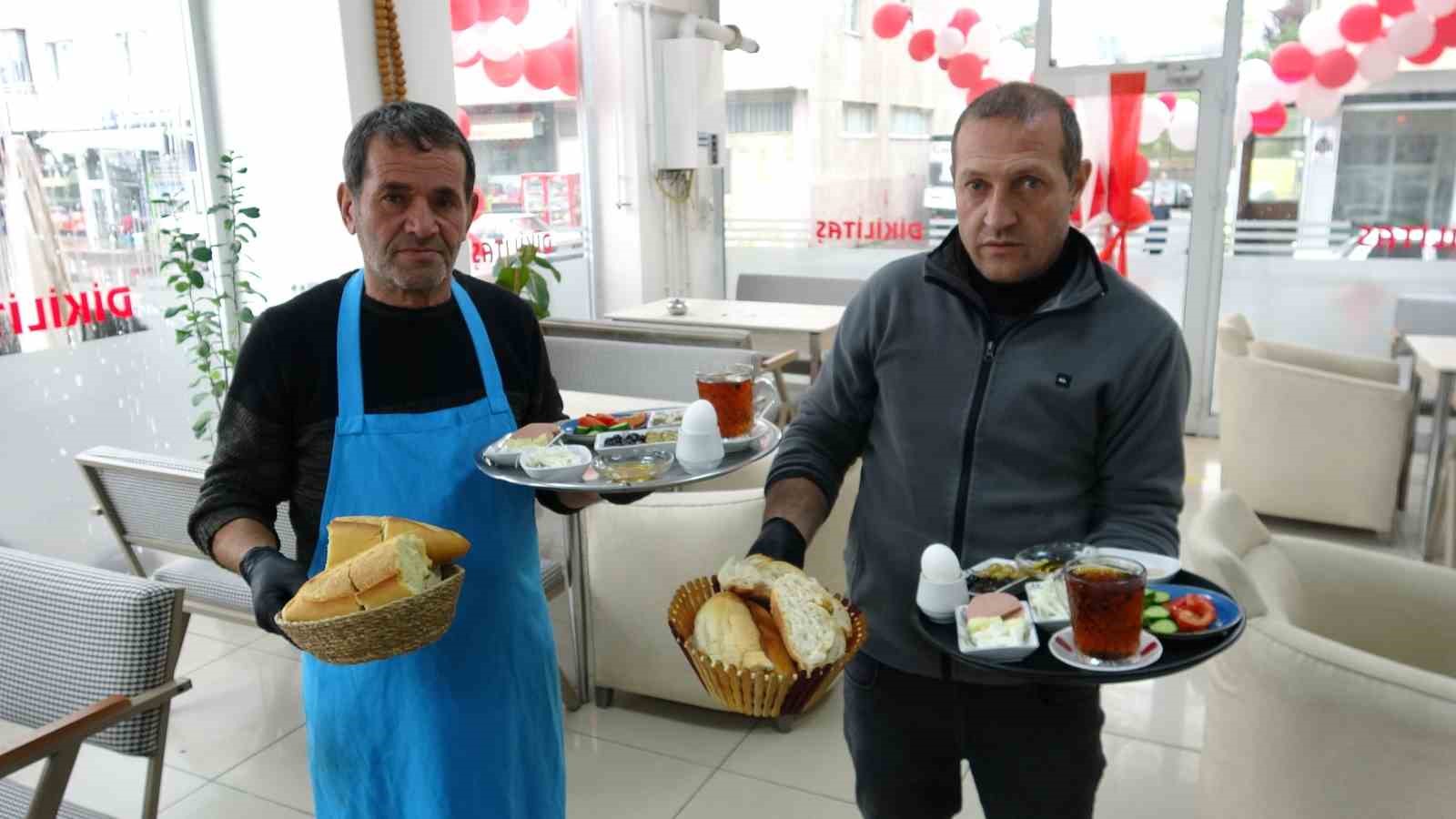 ERZURUM’UN YAKUTİYE İLÇESİNDE ESNAF NASIR DİKİLİTAŞ’IN (SOLDA) KİŞİ BAŞI 150 TL’DEN SUNDUĞU SERPME KAHVALTI KAMPANYASI, SOSYAL MEDYADA PAYLAŞILMASININ ARDINDAN İLGİ GÖRDÜ.