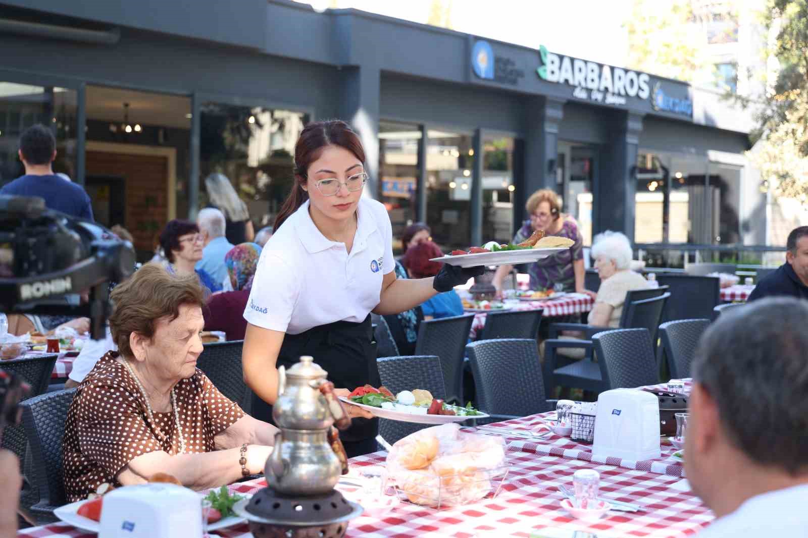 ANTALYA BÜYÜKŞEHİR BELEDİYESİ BÜNYESİNDE ALZHEİMER HASTALARI VE YAKINLARINA HİZMET VEREN MAVİ EV'DE, "DÜNYA ALZHEİMER AYI" KAPSAMINDA FARKINDALIK VE MORAL ETKİNLİKLERİ DÜZENLENDİ