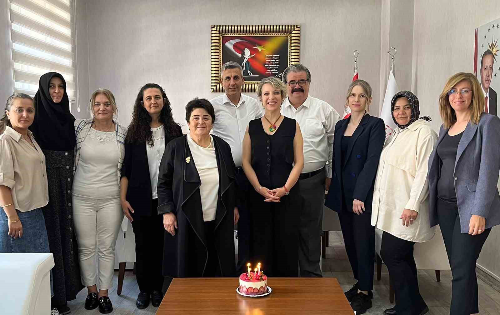 MANİSA İL NÜFUS VE VATANDAŞLIK MÜDÜRÜ AYŞE SERAP GÜNEY, 45 YILLIK MESLEK HAYATINI EMEKLİLİKLE NOKTALARKEN MESAİ ARKADAŞLARININ DÜZENLEDİĞİ SÜRPRİZ DOĞUM GÜNÜ VE UĞURLAMA PROGRAMINDA DUYGU DOLU ANLAR YAŞADI.