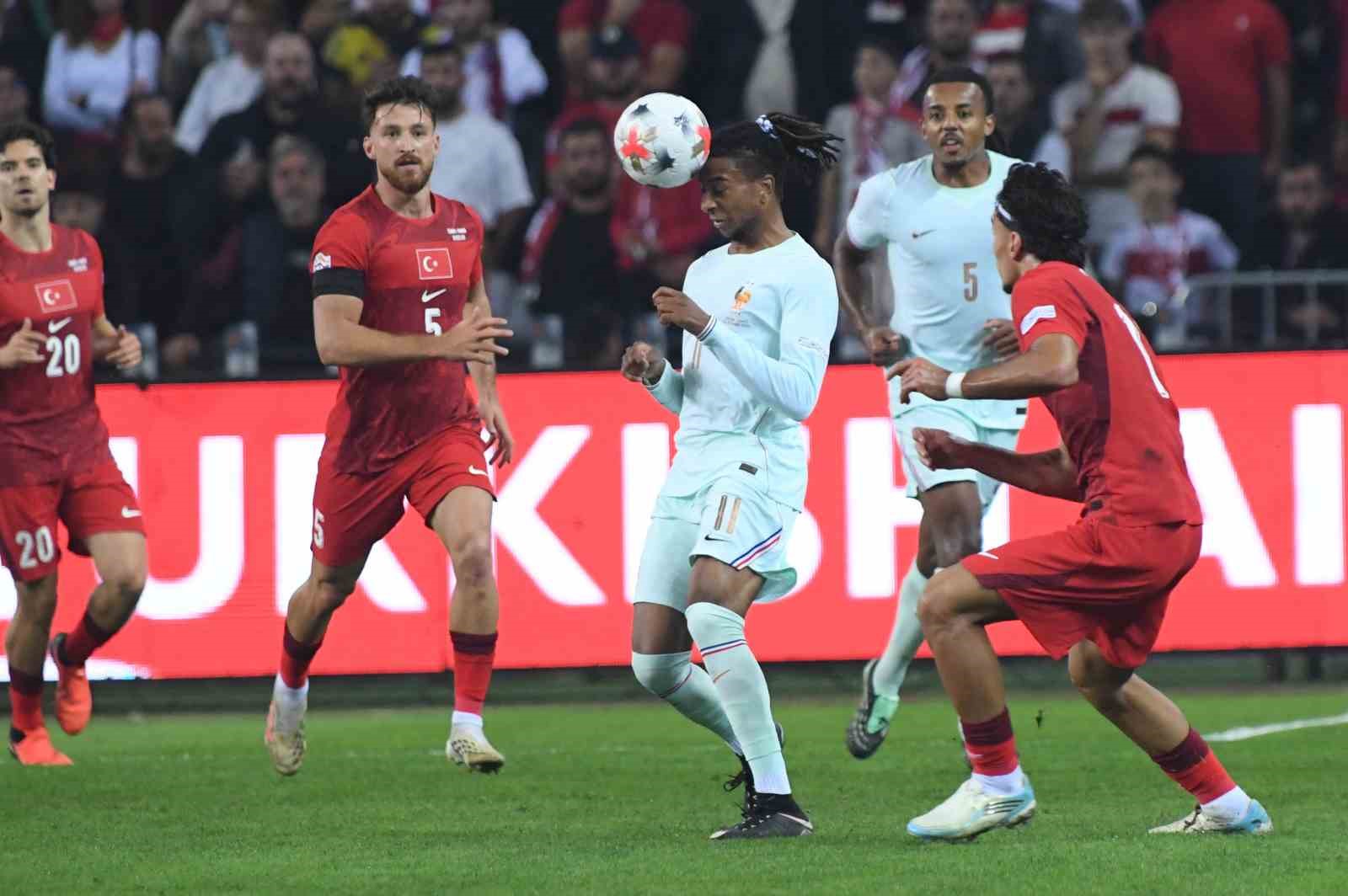 A MİLLİ FUTBOL TAKIMI, UEFA ULUSLAR A LİGİ 1. GRUP İLK MAÇINDA FRANSA İLE KOCAELİ'DE KARŞILAŞIYOR. MÜCADELENİN İLK YARISI GOLSÜZ EŞİTLİKLE TAMAMLANDI.