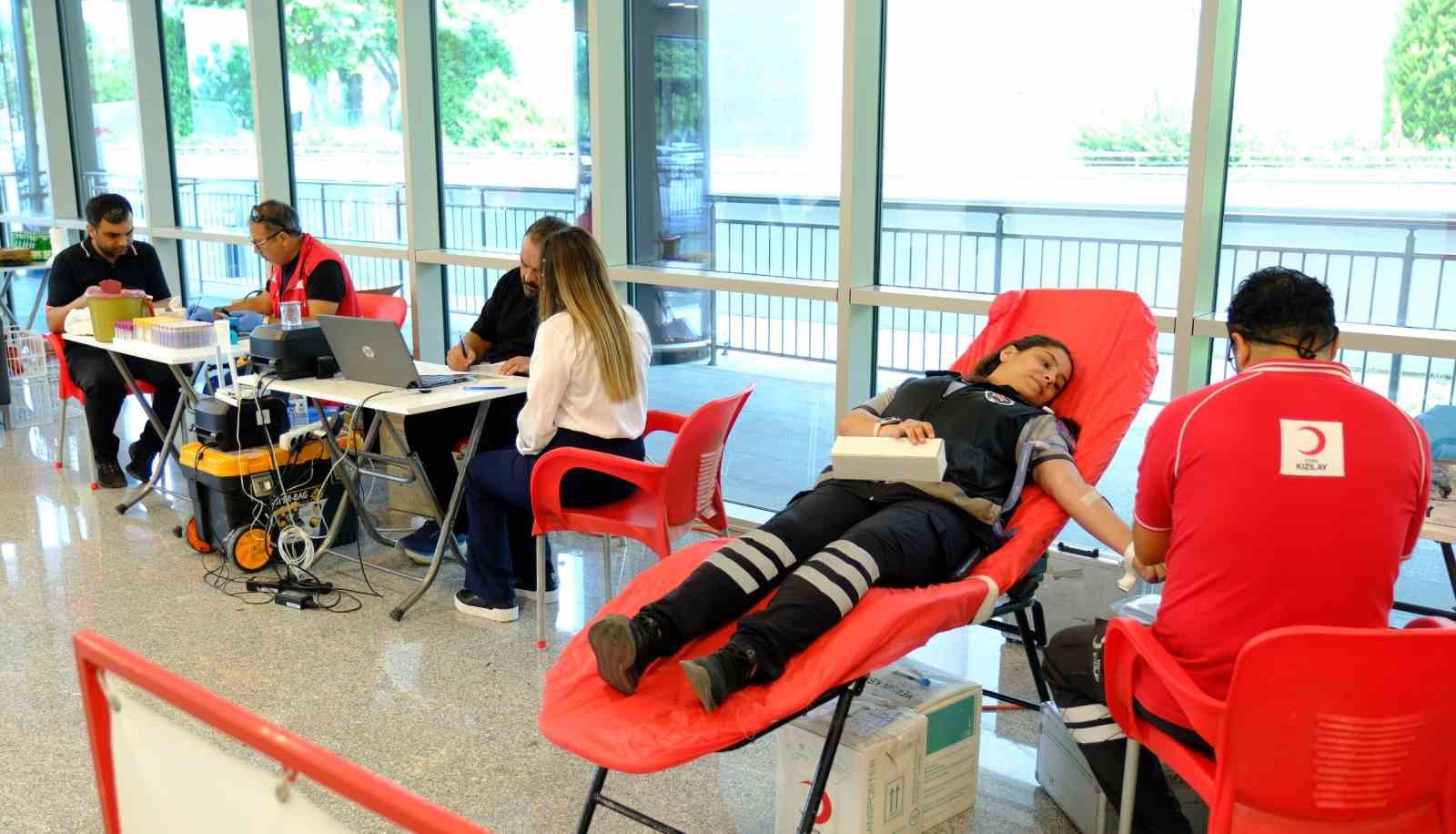 MERSİN ŞEHİR EĞİTİM VE ARAŞTIRMA HASTANESİ PERSONELİ VE İDARİ YÖNETİCİLERİ, 19 AĞUSTOS DÜNYA İNSANİ YARDIM GÜNÜ DOLAYISIYLA DÜZENLENEN ETKİNLİKTE KAN BAĞIŞINDA BULUNARAK İHTİYAÇ SAHİPLERİNE UMUT OLDU.
