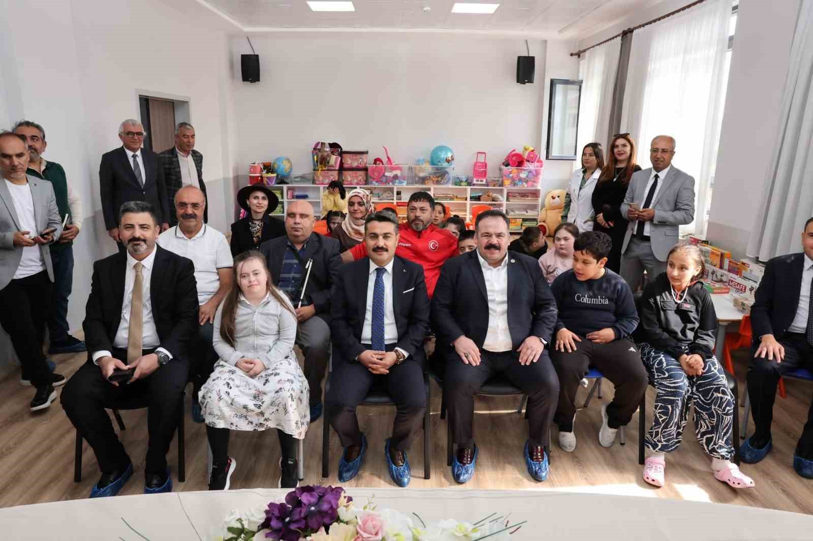 SİVAS'TA ÖZEL GEREKSİNİMLİ ÖĞRENCİLERİN EĞİTİM SÜREÇLERİNE KATKI SAĞLAMAK AMACIYLA TEMİN EDİLEN 339 EĞİTİCİ OYUNCAK, 18 ÖZEL EĞİTİM SINIFINA DAĞITILDI.