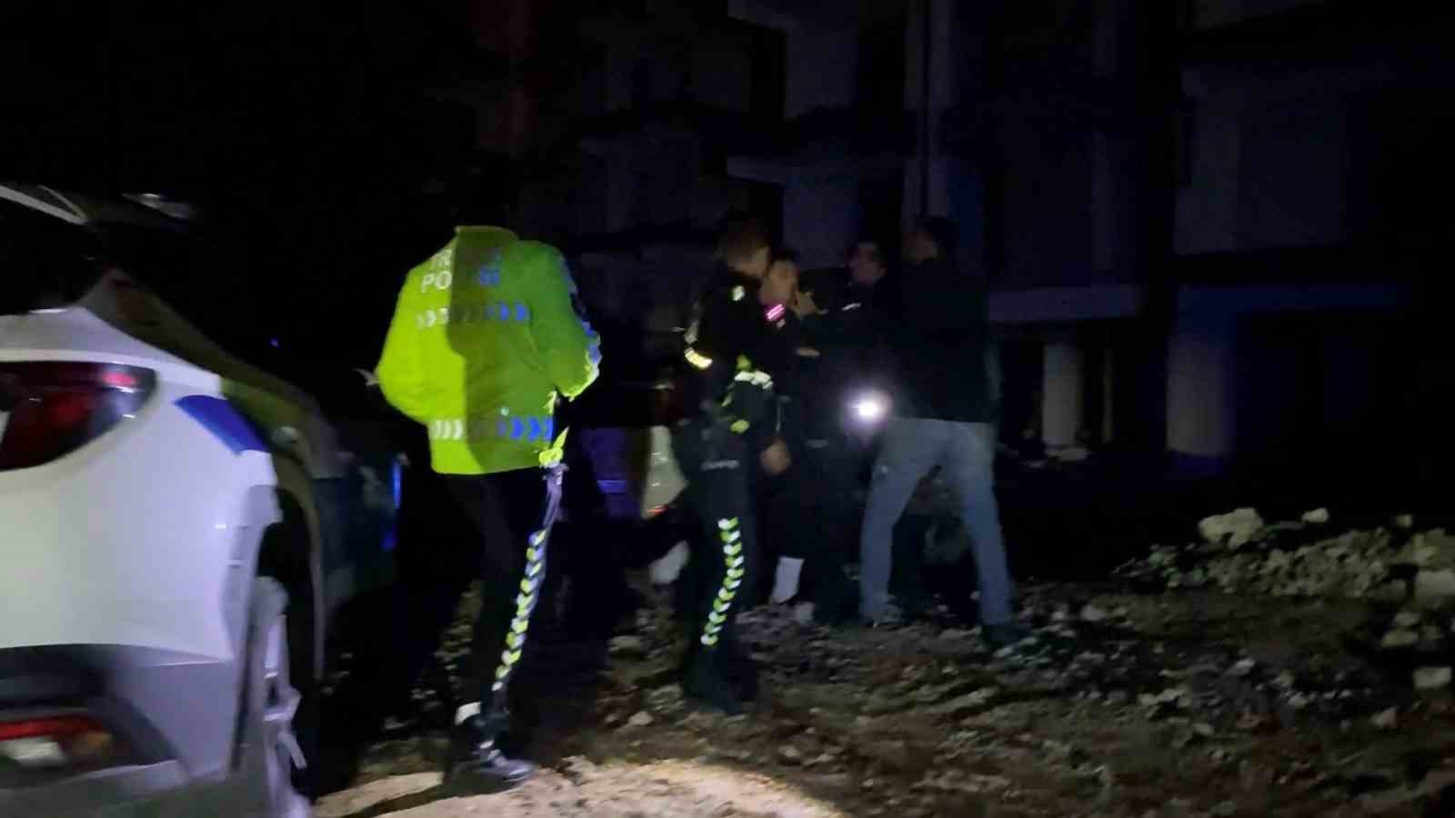 BURSA'NIN İNEGÖL İLÇESİNDE POLİSİN "DUR" İHTARINA UYMAYARAK KAÇAN ALKOLLÜ SÜRÜCÜ, 5 KİLOMETRELİK KOVALAMACANIN ARDINDAN YAKALANDI. ARACI BIRAKIP İNŞAATA SAKLANAN SÜRÜCÜ İLE ARAÇTA BULUNAN ARKADAŞI, POLİS EKİPLERİNE "SÜRÜCÜ BEN DEĞİLİM" DİYEREK BİRBİRLERİNİ SUÇLADI. İKİ ŞAHSIN TARTIŞMASI KISA SÜREDE KAVGAYA DÖNÜŞÜRKEN, TEKME VE YUMRUKLARIN HAVADA UÇUŞTUĞU ANLAR KAMERAYA YANSIDI. ALKOLLÜ SÜRÜCÜYE 550 BİN LİRA CEZA KESİLİRKEN EHLİYETİNE DE 5 YIL EL KONULDU.
