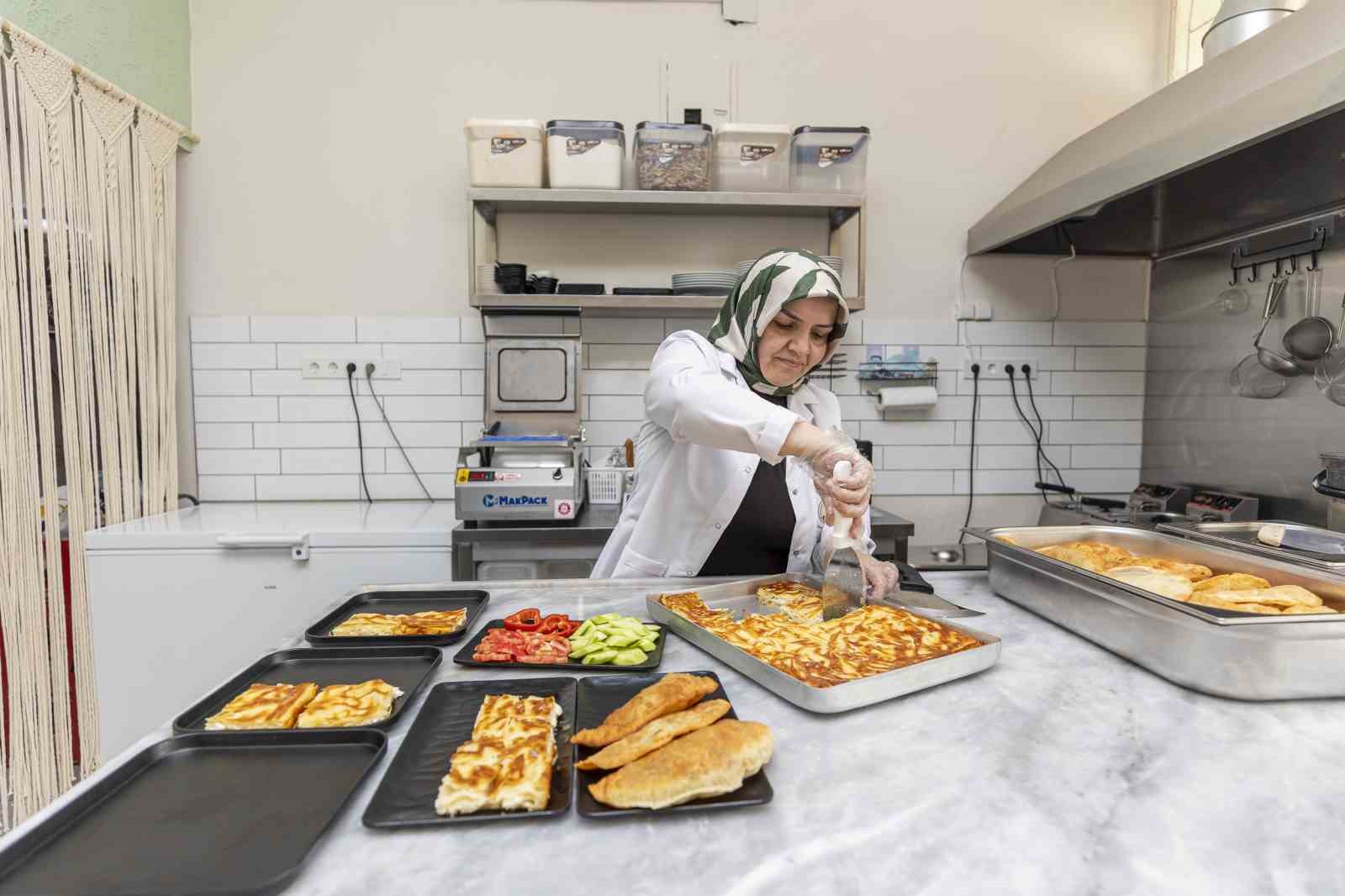 MERSİN’DE EVİNDE MANTI YAPARAK BAŞLADIĞI ÜRETİM YOLCULUĞUNU ÜRETİCİ KADIN STANTLARINA TAŞIYAN AYŞE YALÇINER, BURADA KAZANDIĞI DENEYİM VE ÖZGÜVENLE KENDİ İŞLETMESİNİ AÇTI.