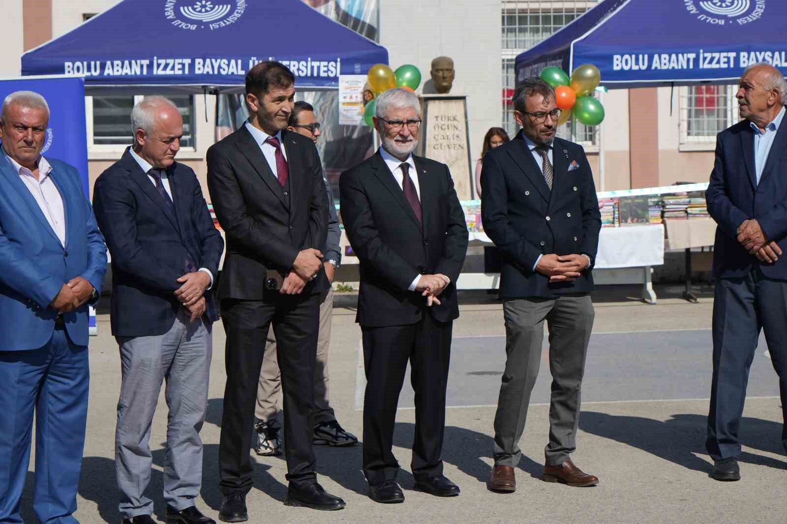 BOLU ABANT İZZET BAYSAL ÜNİVERSİTESİ’NDE (BAİBÜ) HAZİRAN AYINDA DÜZENLENEN PERSONEL ETKİNLİĞİNDE KURULAN "İYİLİK STANDI"NDA TOPLANAN YAKLAŞIK BİN KİTAP VE 250 OYUNCAK, BOLU ÇİMENTO ÇAYDURT İLKOKULU ÖĞRENCİLERİNE DAĞITILDI.