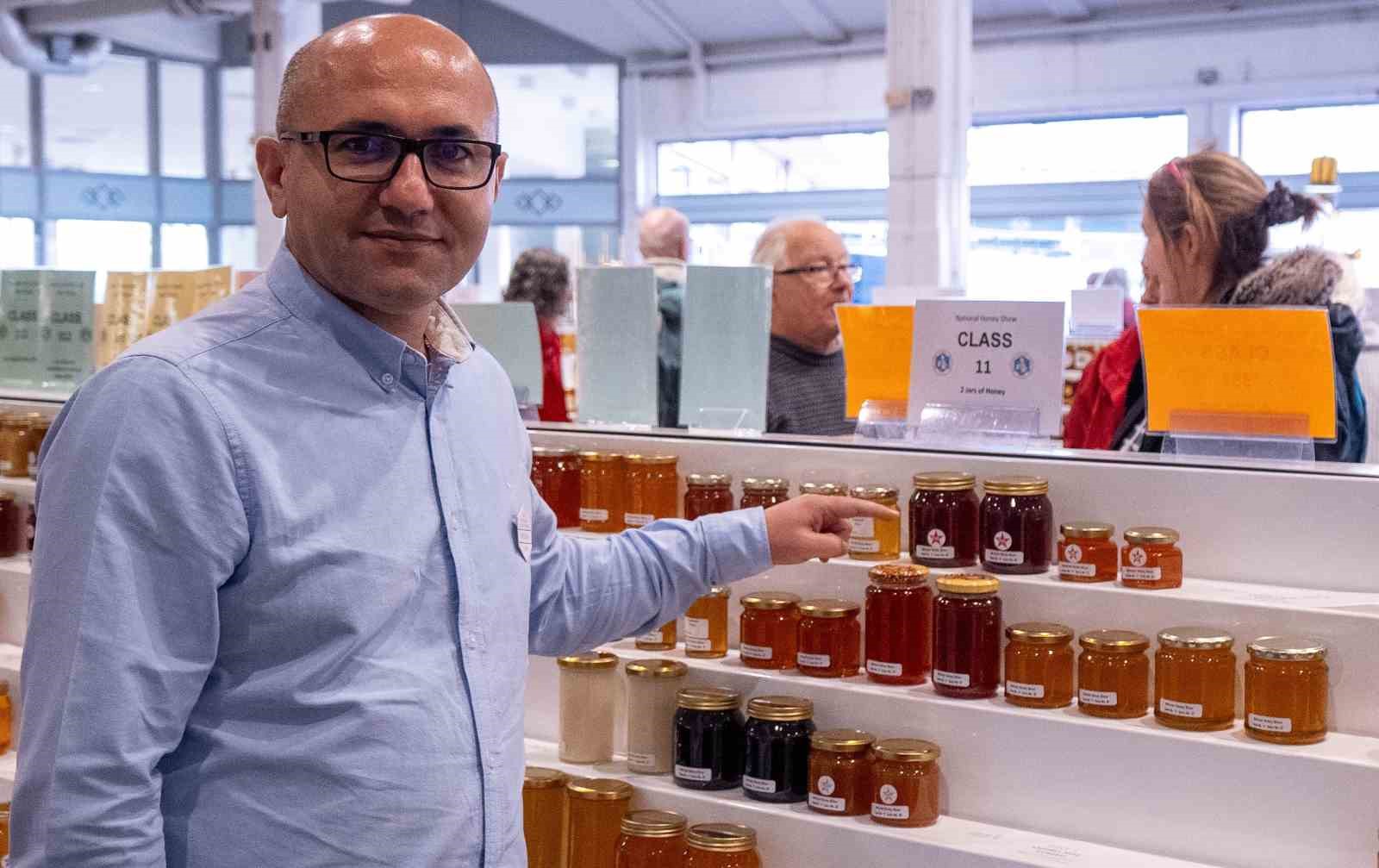 İNGİLTERE'DE KAZANILAN ALTIN MADALYAYI DEĞERLENDİREN ARICI CELAL ÇAY (FOTOĞRAFTA), ULUSLARARASI YARIŞMADA TÜRKİYE'Yİ TEMSİL ETMEKTEN BÜYÜK MUTLULUK DUYDUKLARINI BELİRTİ.