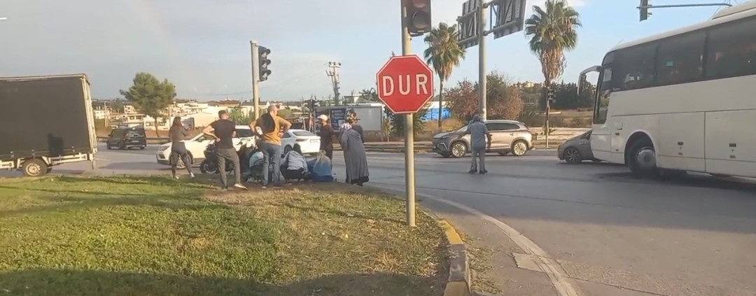 ANTALYA'NIN MANAVGAT İLÇESİNDE OTEL SERVİS OTOBÜSÜ İLE MOTOSİKLETİN ÇARPIŞMASI SONUCU MEYDANA GELEN TRAFİK KAZASINDA MOTOSİKLET SÜRÜCÜSÜ YARALANDI.