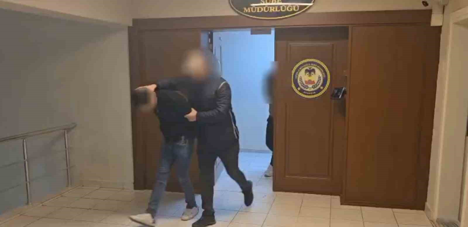 SAKARYA'DA DEAŞ SİLAHLI TERÖR ÖRGÜTÜNE YÖNELİK DÜZENLENEN ÖZEL HAREKAT DESTEKLİ OPERASYONDA GÖZALTINA ALINAN YABANCI UYRUKLU 4 ŞÜPHELİDEN 2'Sİ TUTUKLANIRKEN, 2'Sİ SINIR DIŞI EDİLMEK ÜZERE GÖKSEM'E TESLİM EDİLDİ.
