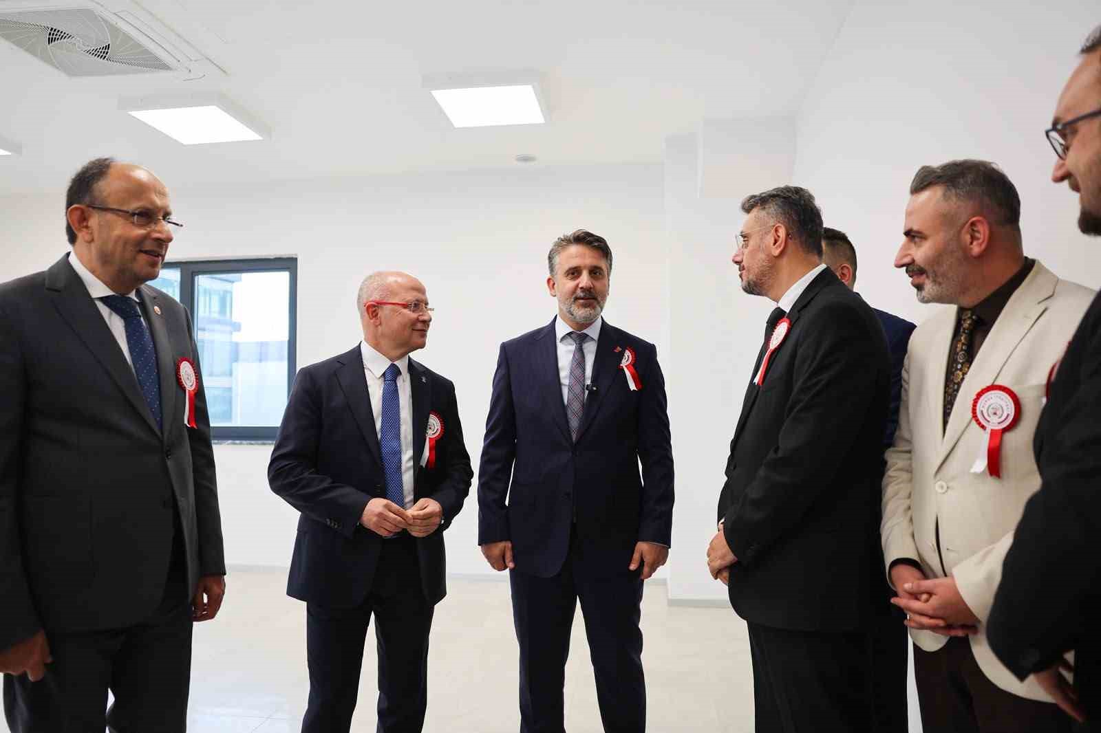 AÇILIŞ TÖRENİNE BÜYÜKŞEHİR BELEDİYE BAŞKAN VEKİLİ ŞAHİN BİBA'NIN YANI SIRA AK PARTİ BURSA İL BAŞKANI DAVUT GÜRKAN, AK PARTİ BURSA MİLLETVEKİLİ MUSTAFA YAVUZ, KESTEL KAYMAKAMI EMRE ZEYBEK, BOSAB YÖNETİM KURULU BAŞKANI ERDOĞAN AKYILDIZ VE BURSA BÜYÜKŞEHİR BELEDİYESİ YÖNETİCİLERİ KATILDI.