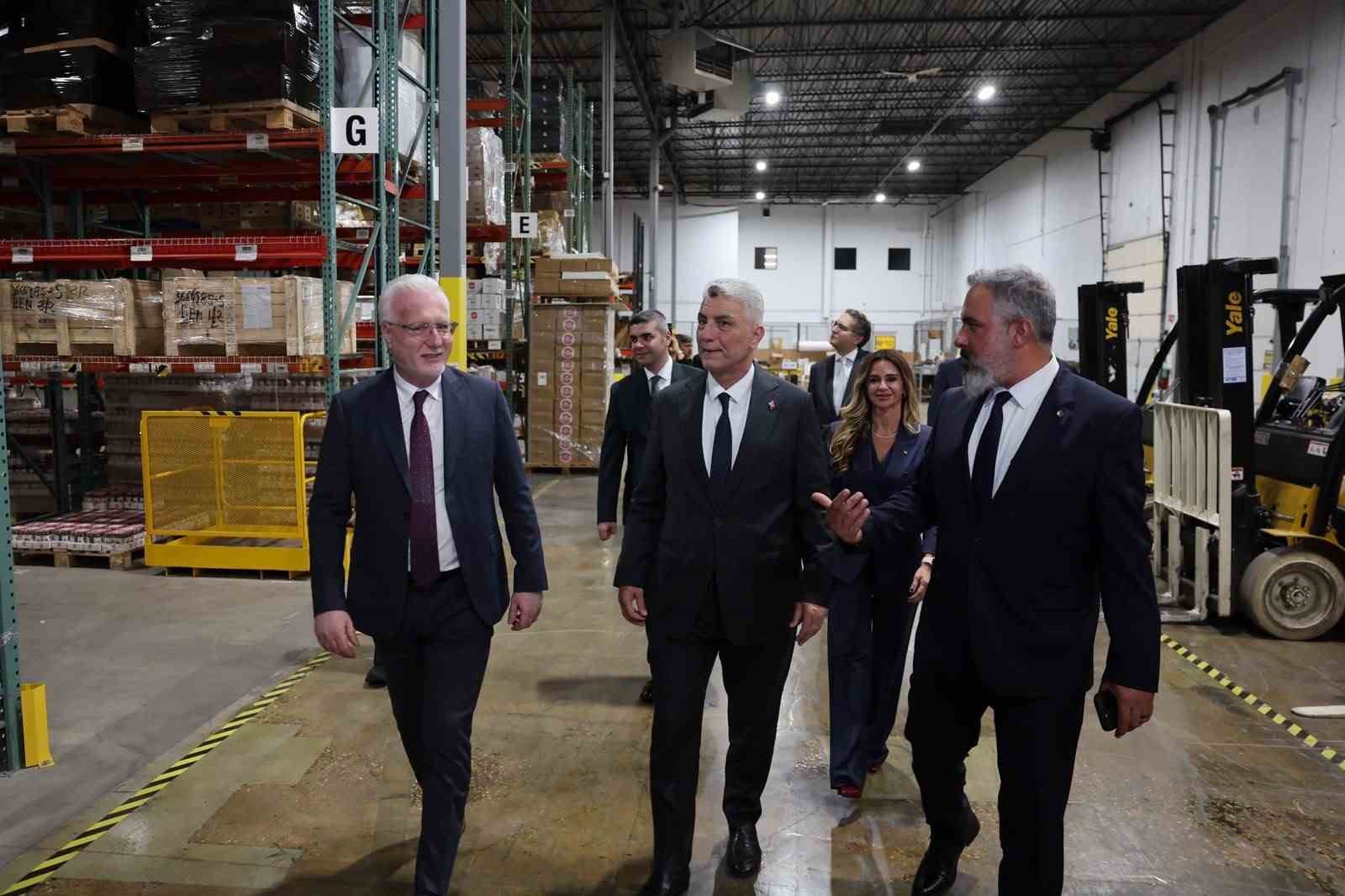 TİCARET BAKANI ÖMER BOLAT, "2025 YILINDA 38,5 MİLYAR DOLAR OLAN DIŞ TİCARET HACMİMİZİN, 2026 YILI SONUNDA YÜZDE 10 CİVARINDA ARTIŞLA 42-43 MİLYAR DOLAR SEVİYESİNE, 2028 YILI SONUNDA İSE 50 MİLYAR DOLARA ULAŞMASINI ÖNGÖRÜYORUZ" DEDİ.