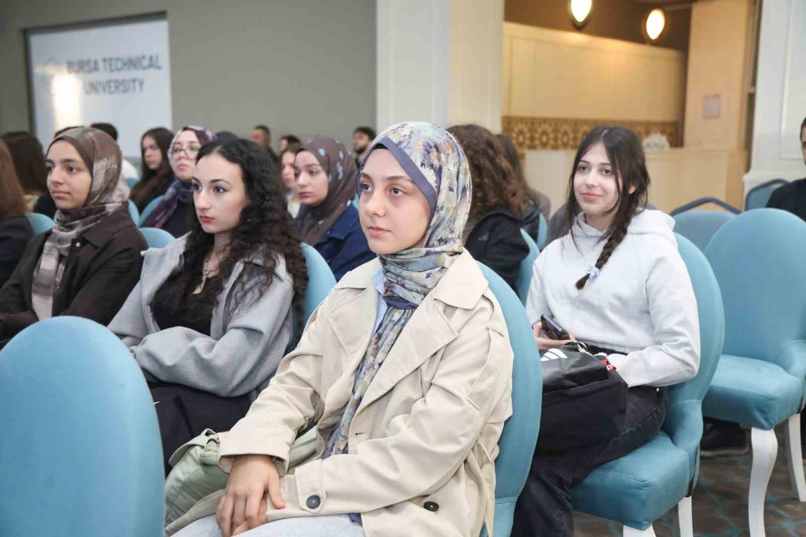 BTÜ’NÜN TÜRKİYE’DE BİR İLK OLARAK HAYATA GEÇİRDİĞİ “TERCİHTEN ÖNCE ÜNİVERSİTENİ YAŞA” PROJESİ, DÖRDÜNCÜ KEZ LİSE ÖĞRENCİLERİNİ AĞIRLIYOR. ÜNİVERSİTE TERCİHLERİ ÖNCESİNDE BİR AY BOYUNCA BTÜ’DE DERSLERE KATILARAK KAMPÜS YAŞAMINI DENEYİMLEYECEK ÖĞRENCİLER, DÜZENLENEN ORYANTASYON PROGRAMINDA PROJE VE ÜNİVERSİTE HAKKINDA BİLGİLENDİRİLDİ.