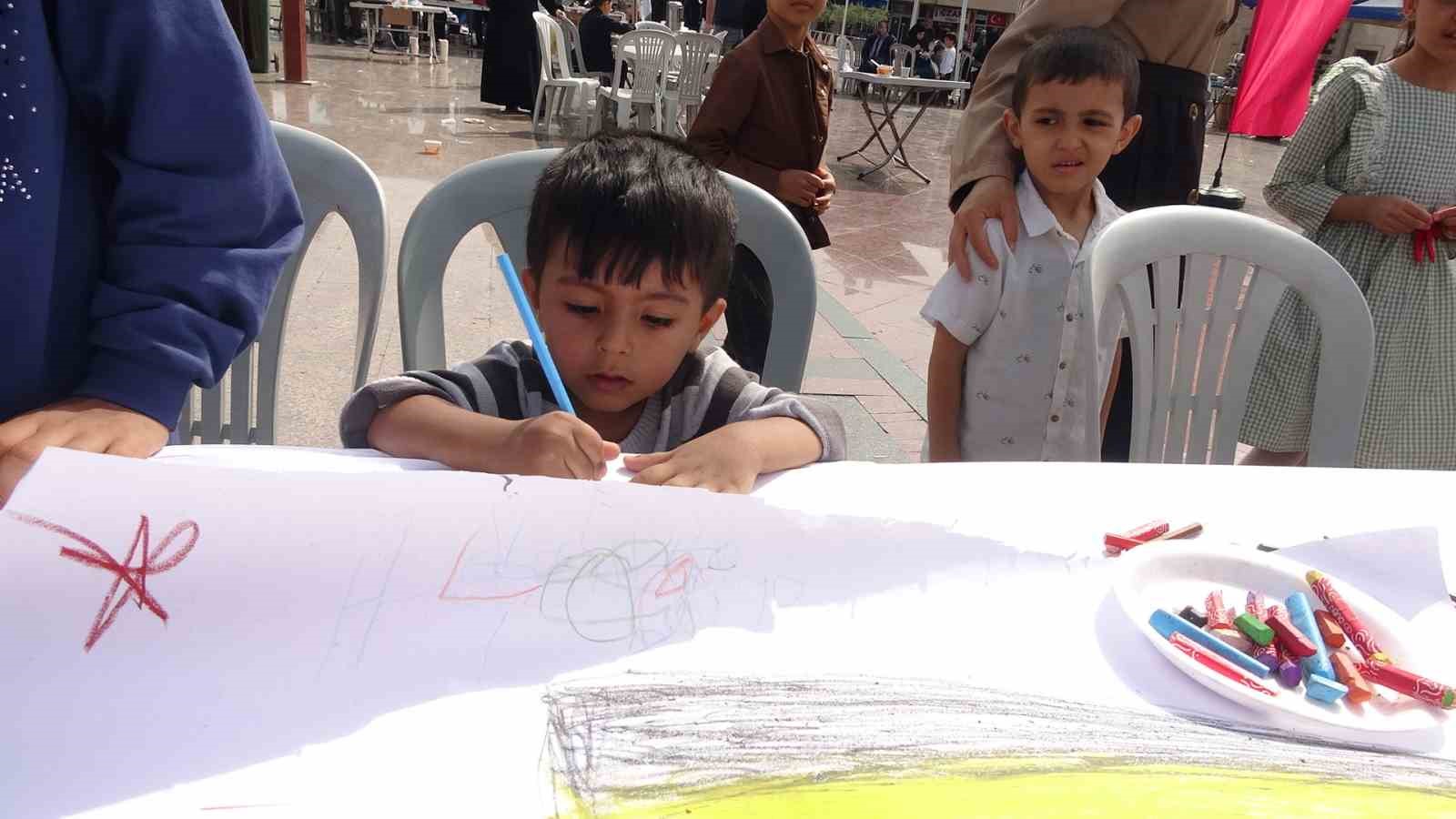 KİLİS'TE ÇOCUKLAR VE VATANDAŞLAR, FİLİSTİNLİ ÇOCUKLARA YÖNELİK FARKINDALIK OLUŞTURMAK AMACIYLA METRELERCE UZUNLUĞUNDAKİ KAĞIDA RESİMLER ÇİZDİ.