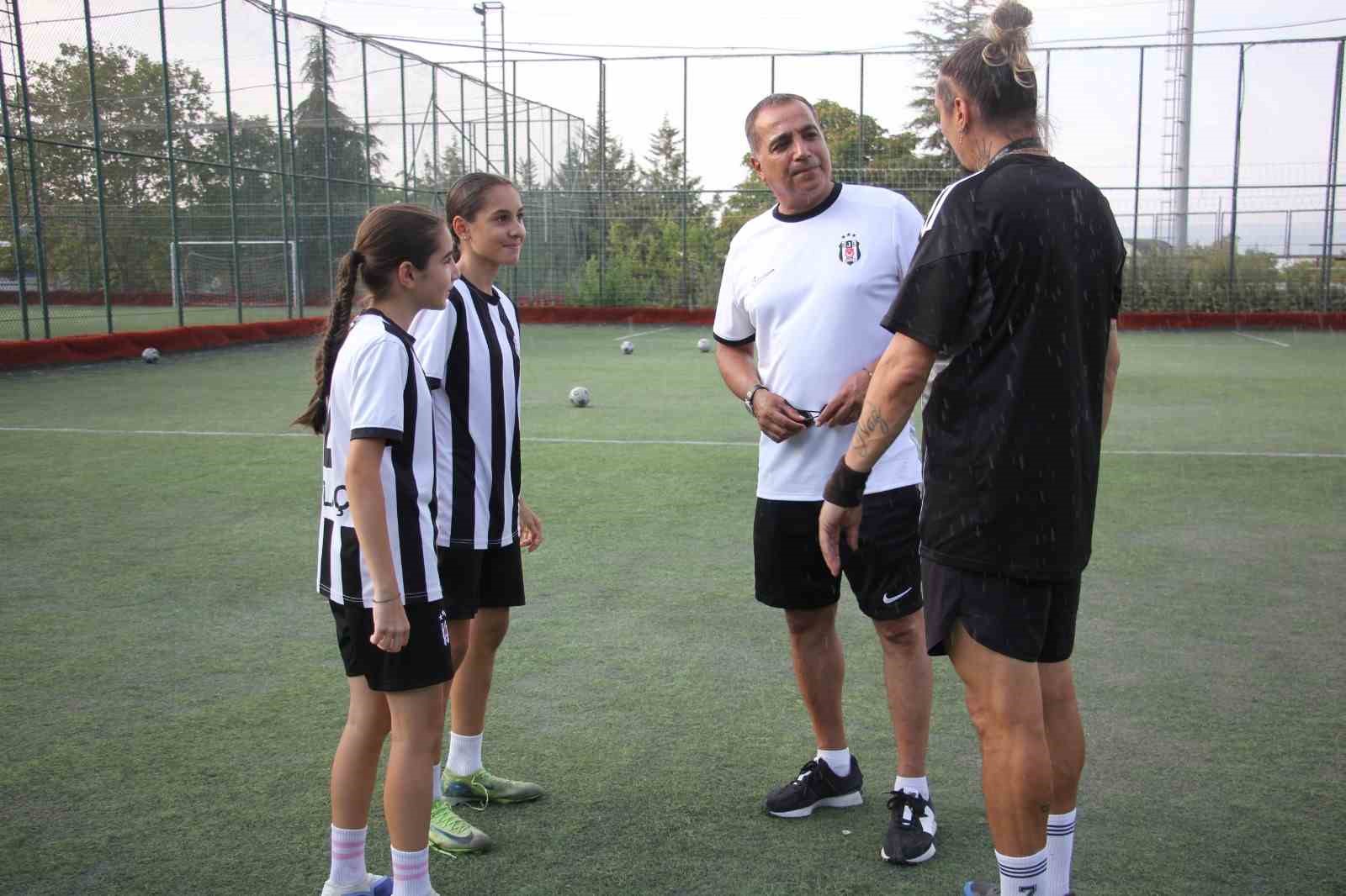 YAKLAŞIK 2 YIL ÖNCE FAALİYETE GEÇEN ANCAK BU KISA SÜREDE BÜYÜK GELİŞME KAYDEDEREK BÜYÜYEN DENİZLİ PAMUKKALE BEŞİKTAŞ FUTBOL OKULUN DA YETİŞEN NURCAN KAZANCIO GALATASARAY AKADEMİ TAKIMINA TRANSFER OLARAK DİKKATLERİ ÜZERİNE ÇEKTİ. SARI KIRMIZILI FUTBOLCU KAZANCIO HEDEFİNİ MİLLİ TAKIM OLARAK BELİRLEDİĞİNİ SÖYLEDİ.