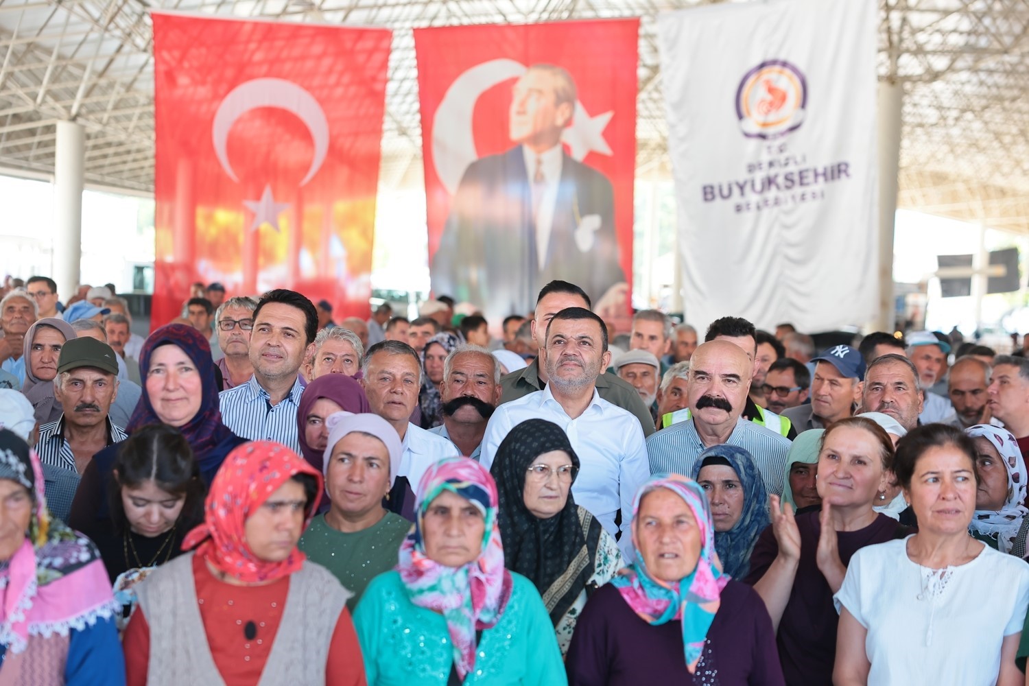 DENİZLİ BÜYÜKŞEHİR BELEDİYE BAŞKANI BÜLENT NURİ ÇAVUŞOĞLU, ÇAMELİ İLÇESİNDE GERÇEKLEŞTİRİLEN MAZOT KART DAĞITIM TÖRENİNDE ÜRETİCİLERLE BİR ARAYA GELDİ. ŞEHRİN HER NOKTASINDA VATANDAŞLARIN YAŞAM KALİTESİNİ ARTIRMAYI HEDEFLEYEN PROJELERİ HAYATA GEÇİRDİKLERİNİ BELİRTEN BAŞKAN ÇAVUŞOĞLU, BÖLGEDEKİ ULAŞIM SORUNLARINI ÇÖZECEK İKİ ÖNEMLİ YATIRIMIN MÜJDESİNİ VERDİ.