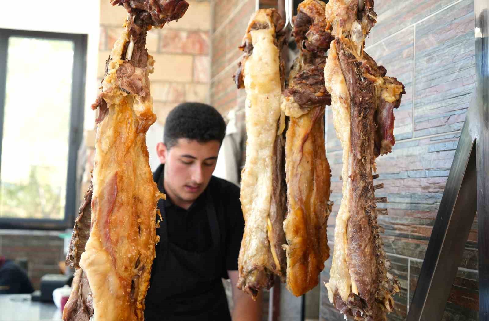MUŞ’UN YÖRESEL LEZZETLERİ ARASINDA ÖNEMLİ BİR YERE SAHİP OLAN BÜRYAN, MERALARDA YETİŞTİRİLEN KÜÇÜKBAŞ HAYVANLARIN ETLERİNİN ÖZENLE HAZIRLANIP TANDIRDA PİŞİRİLMESİYLE SOFRALARI SÜSLÜYOR.