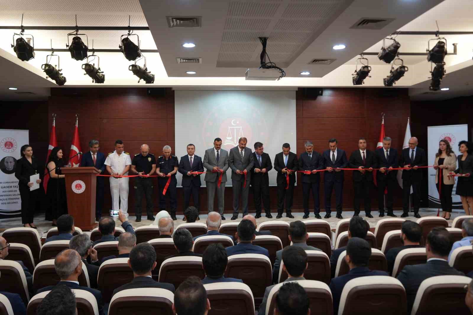 ANTALYA'DA TEDAVİ GÖRDÜĞÜ HASTANEDE HAYATINI KAYBEDEN CUMHURİYET SAVCISI GADEM TAŞ'IN ADININ VERİLDİĞİ KONFERANS SALONU, TÖRENLE HİZMETE AÇILDI.
